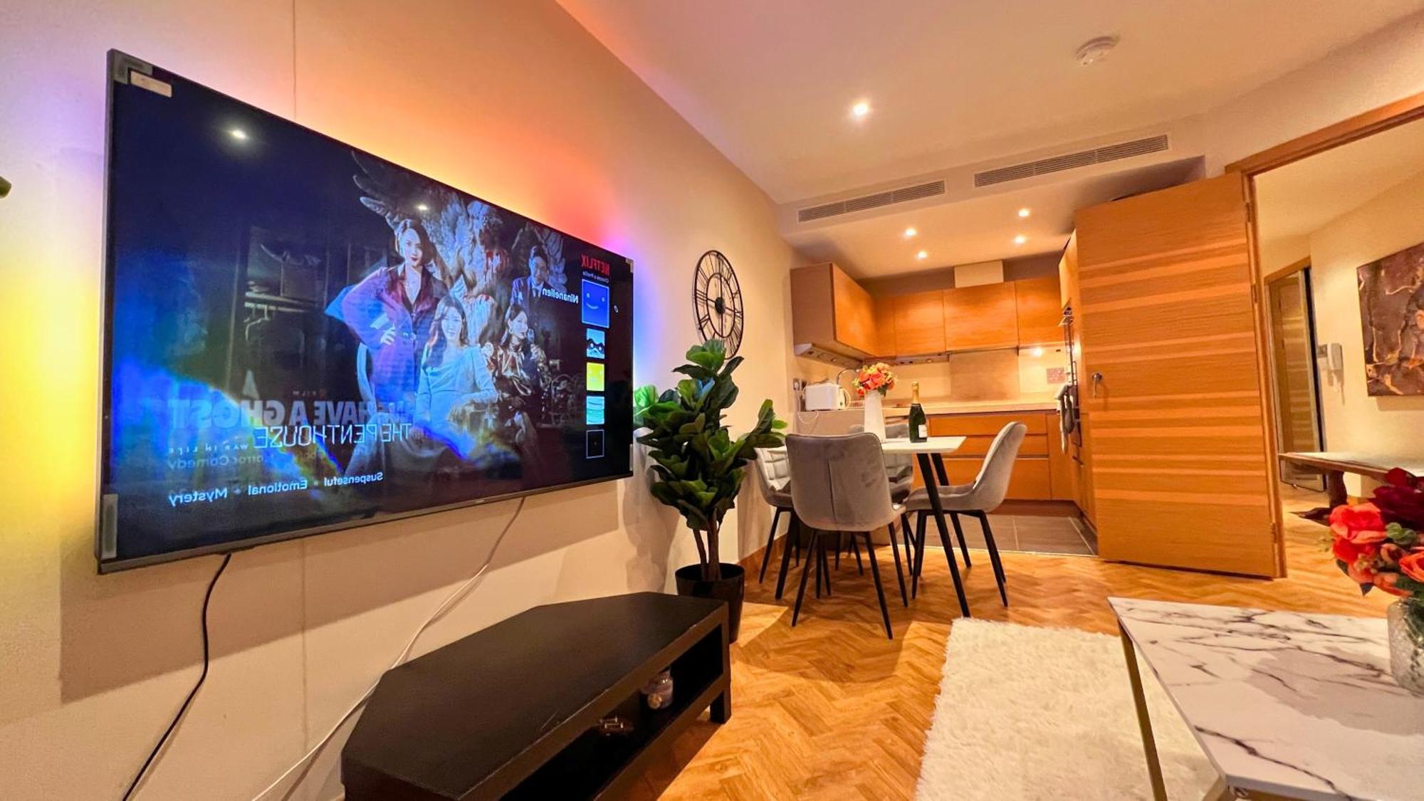Chelsea Bridge 2bed 2bath Balcony Fast Wifi - Luxurylondonstays London