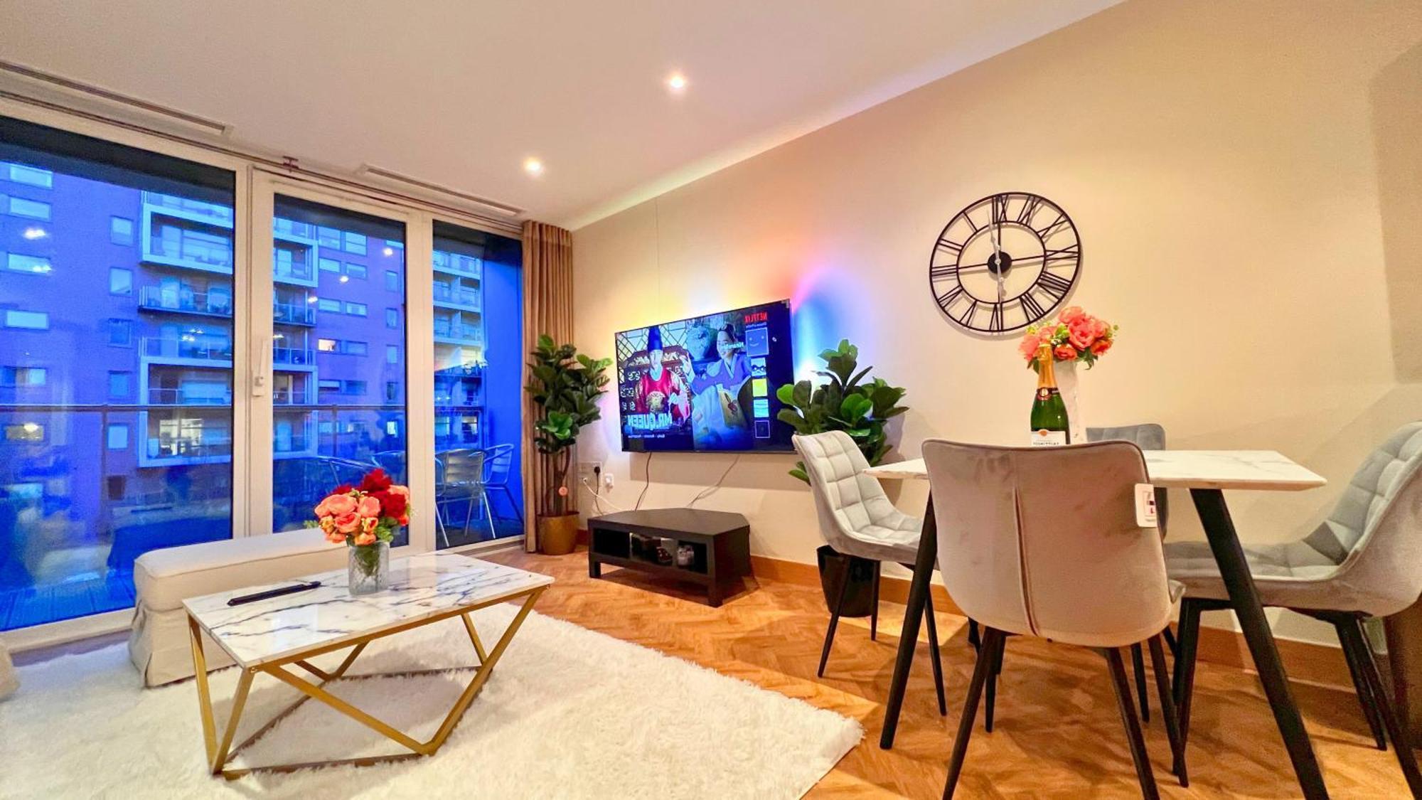 Apartment Chelsea Bridge 2bed 2bath Balcony Fast Wifi - Luxurylondonstays