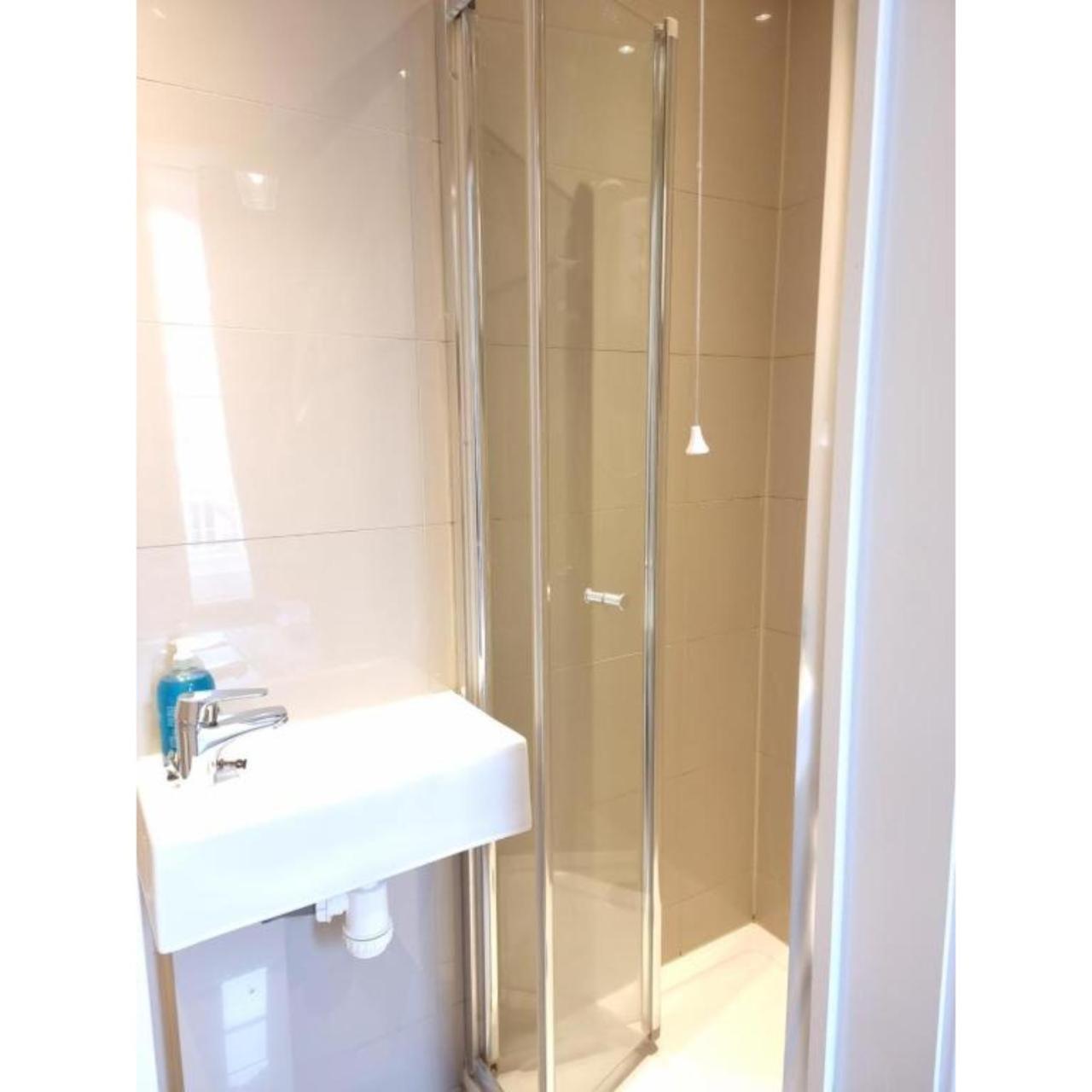 F204-compact 2nd Flr Fits 2-near Hyde Park