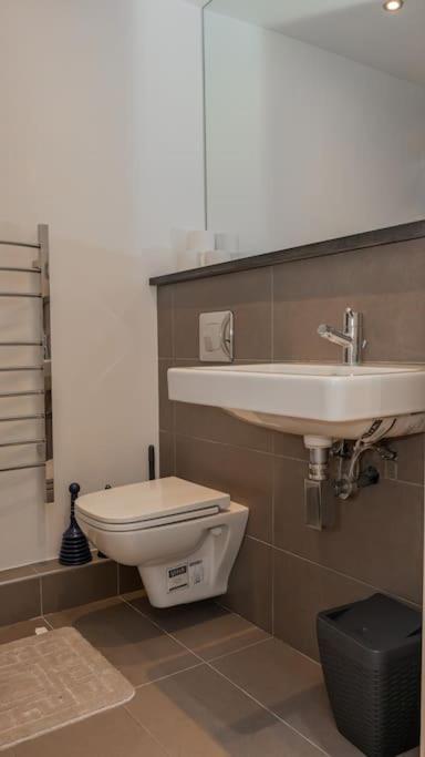 Stylish 4 Mins From Station * London