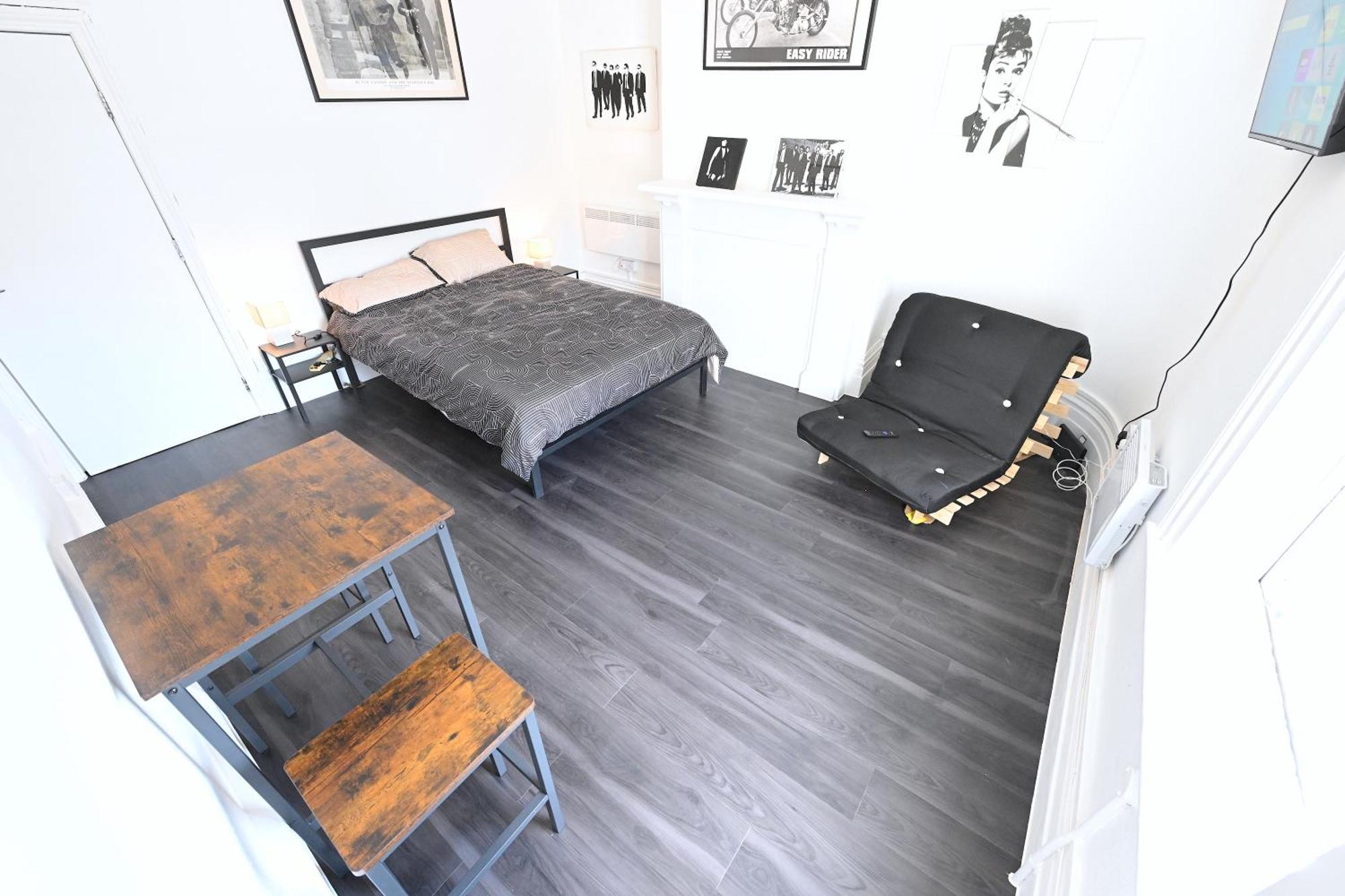Apartment 3 *