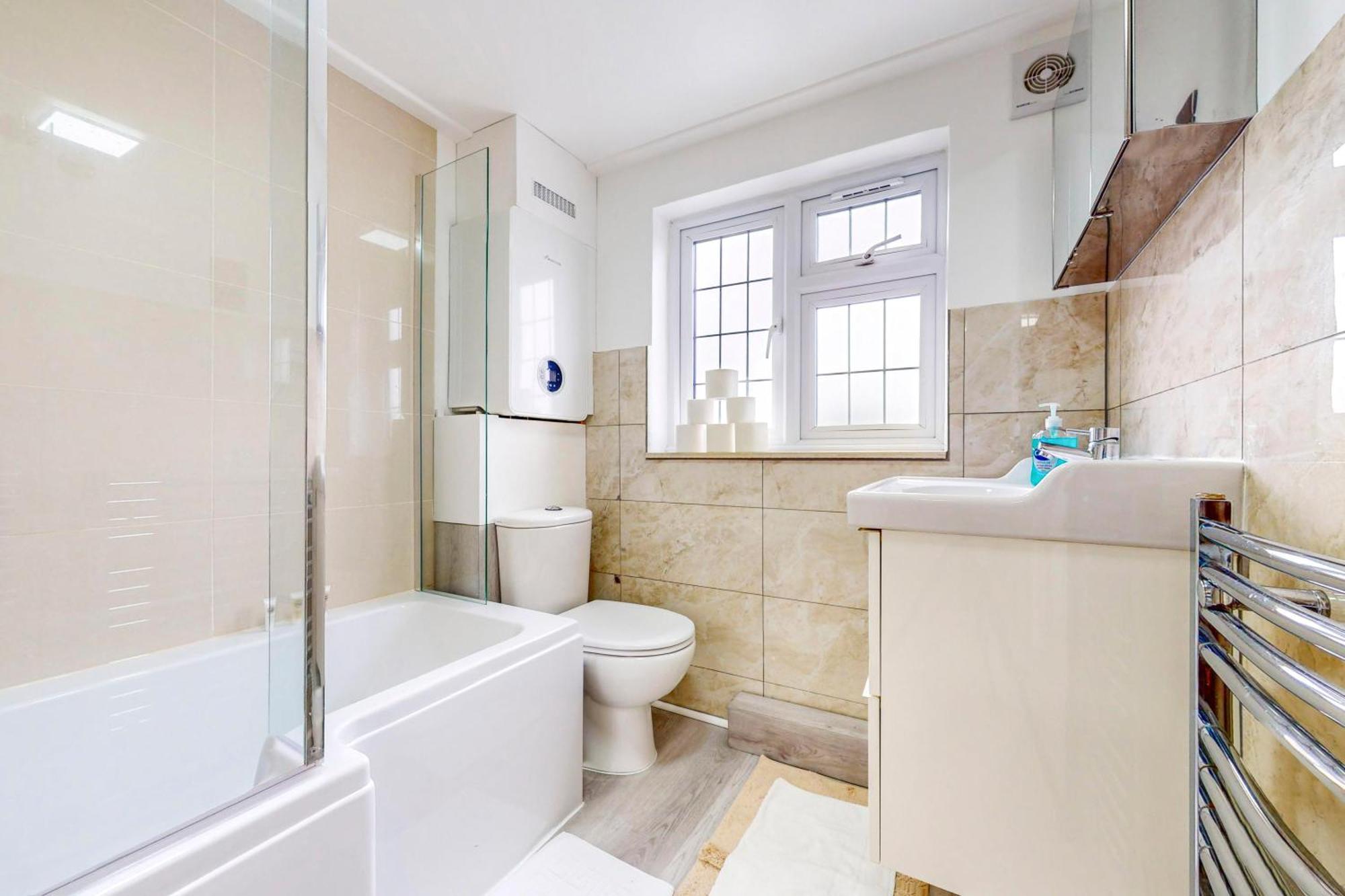 Casa de férias 2bed With Free Parking & An Aircon - 40min To Centre