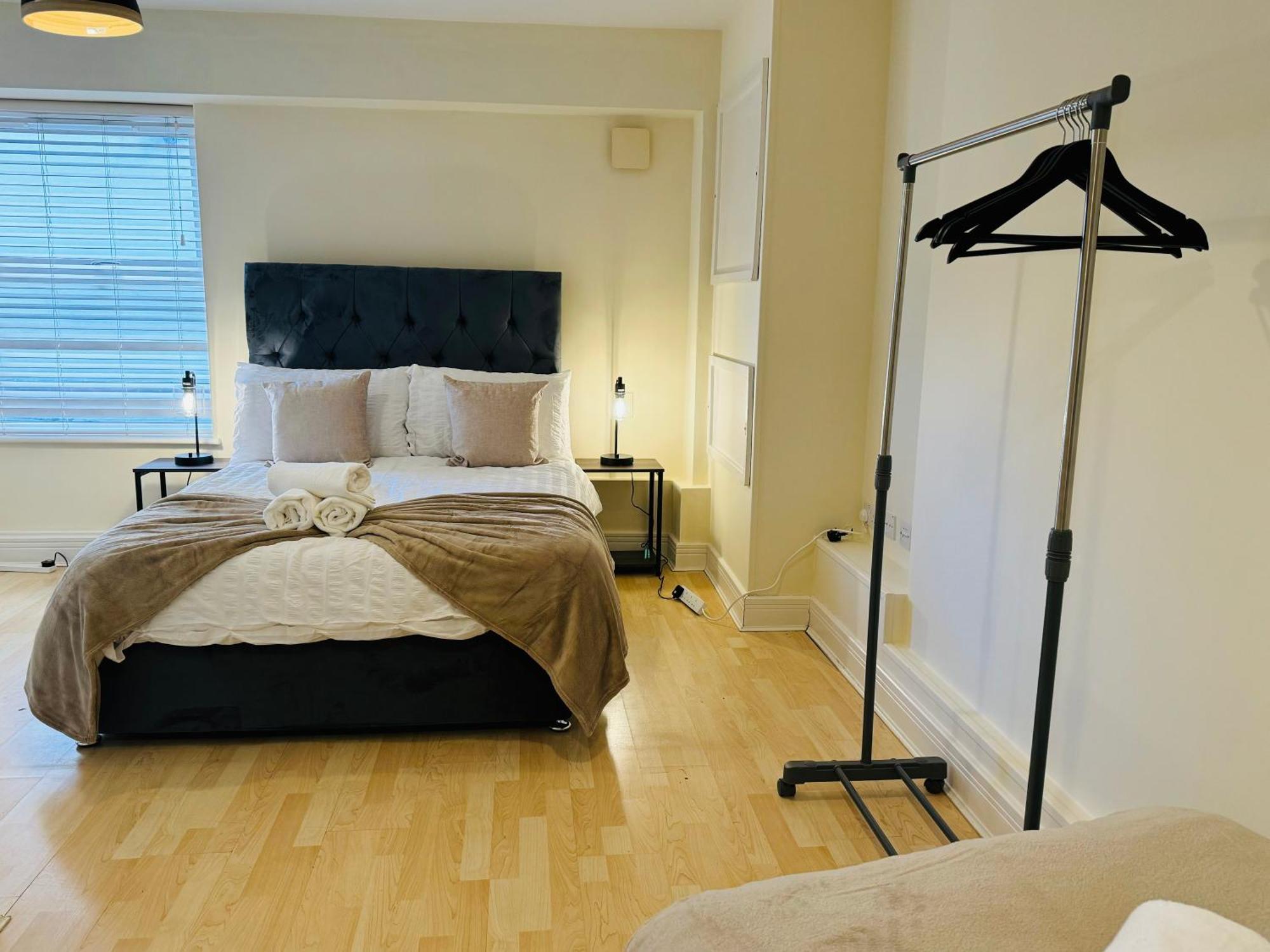 Ground Floor Wimbledon Flat With Parking Apartment London