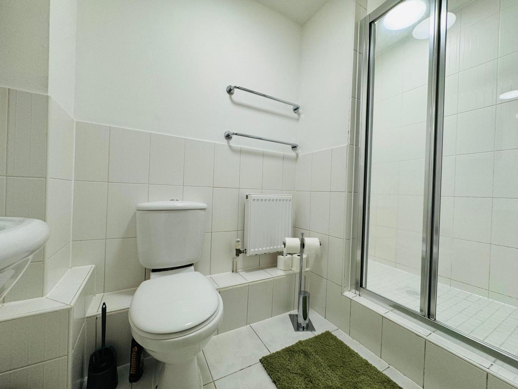 Ground Floor Wimbledon Flat With Parking Apartment London