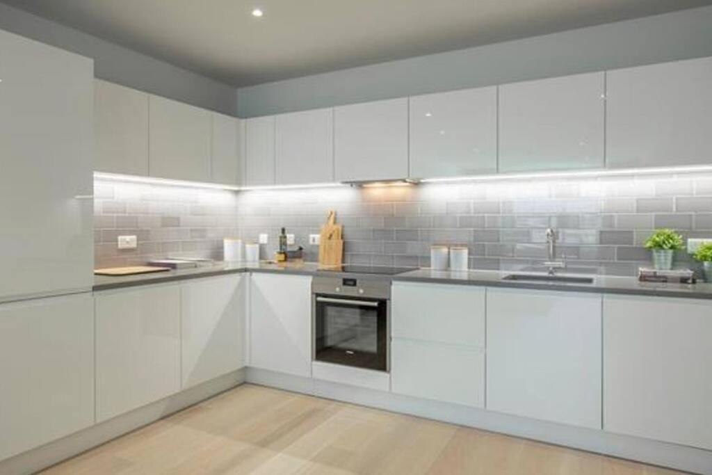 Royal Docks Riverside 3 Bed Apartment *