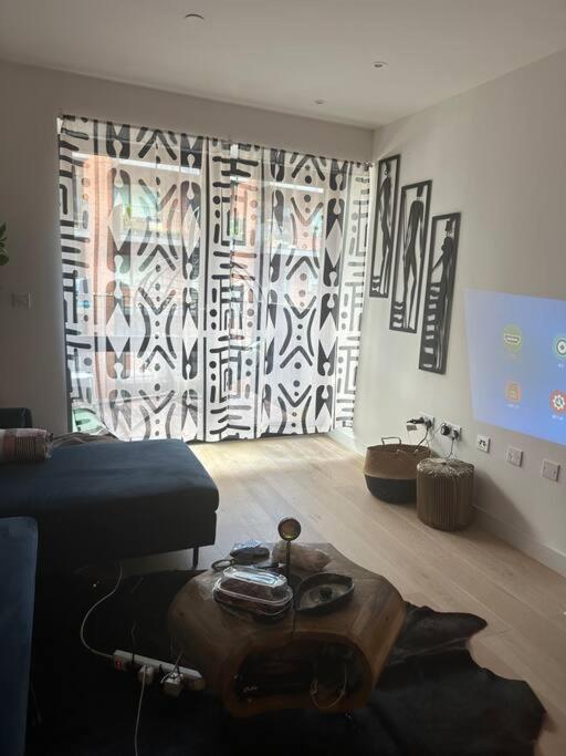 Royal Docks Riverside 3 Bed *