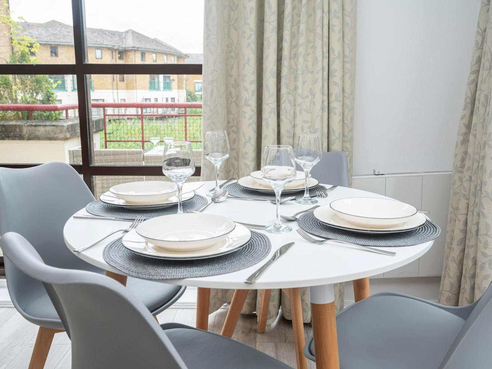 Pass The Keys - Waterfront Terrace Parking Apartment London