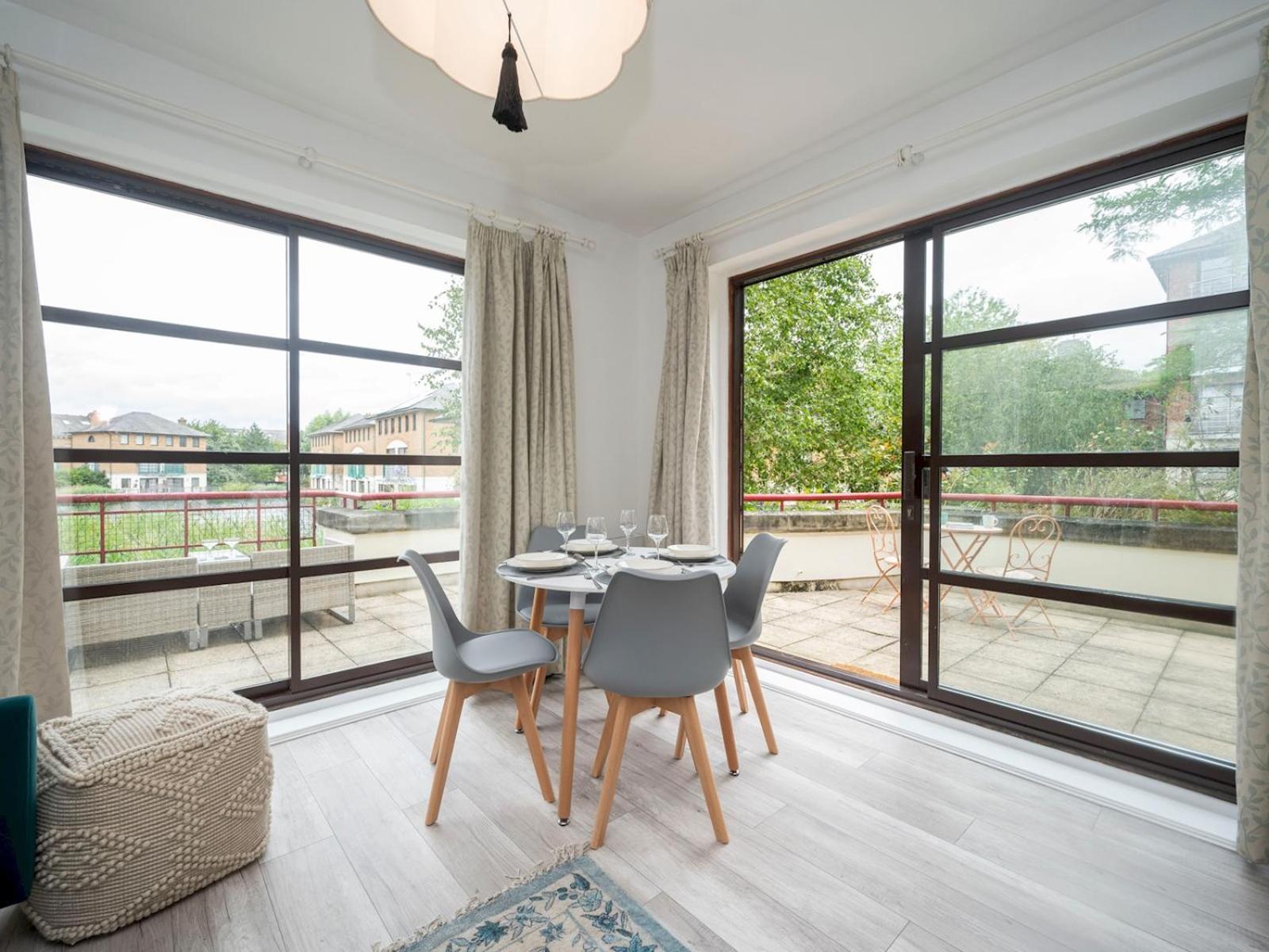 Pass The Keys - Waterfront Terrace Parking Apartment