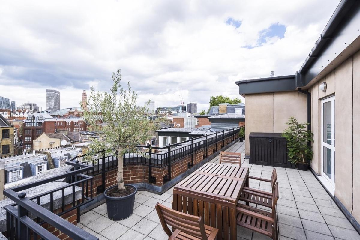 Bedroom With Private Terrace Privatunterkunft London