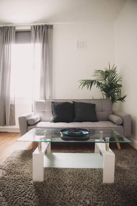 Apartamento 3 Bed Flat With Balcony *