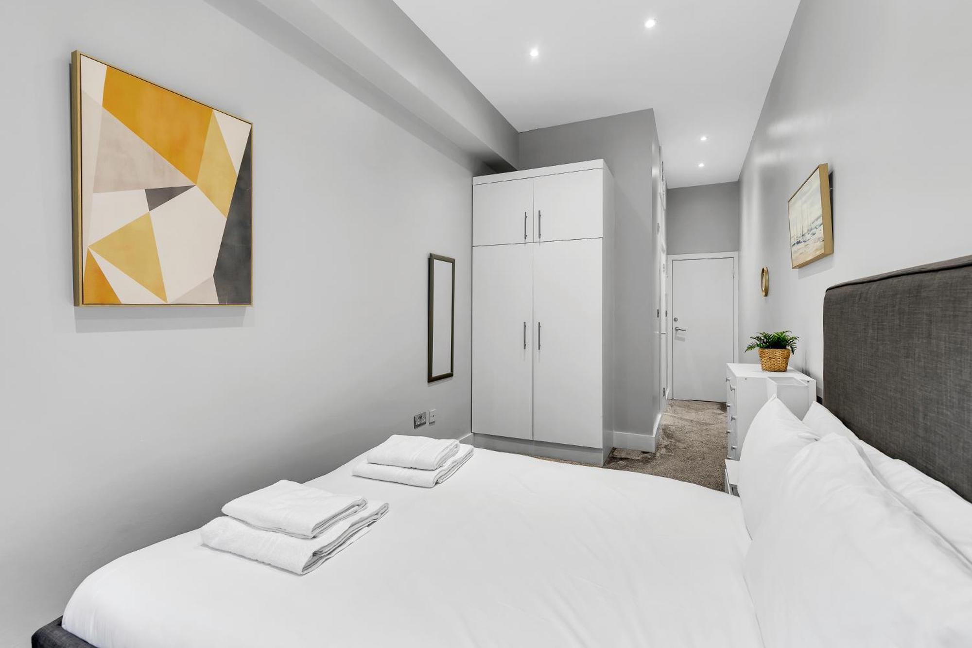 Stylish & Modern St Johns Hill Apartment London