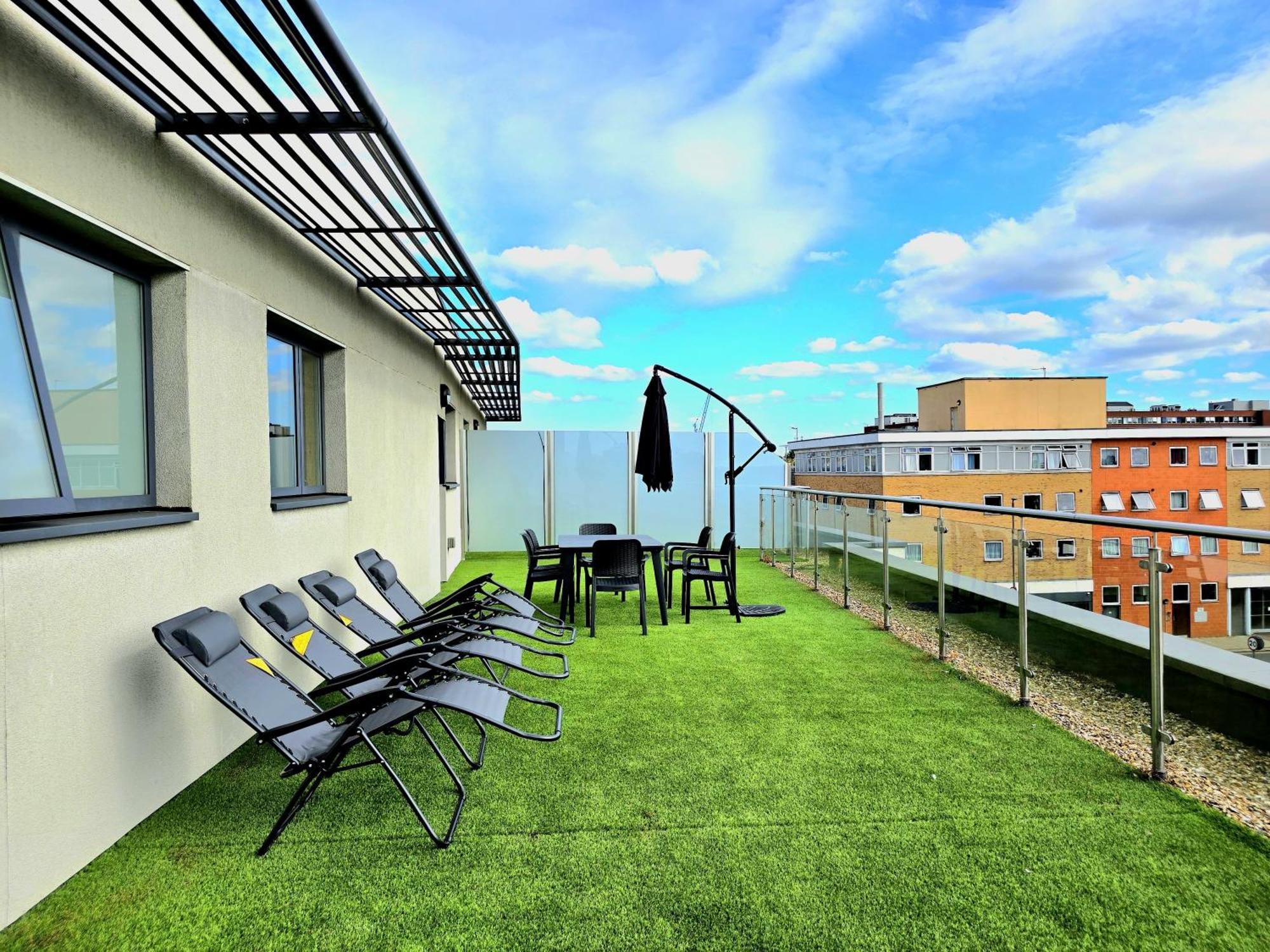 Spectacular 3Br 2Bath Rooftop Sky-Views With Parking * London