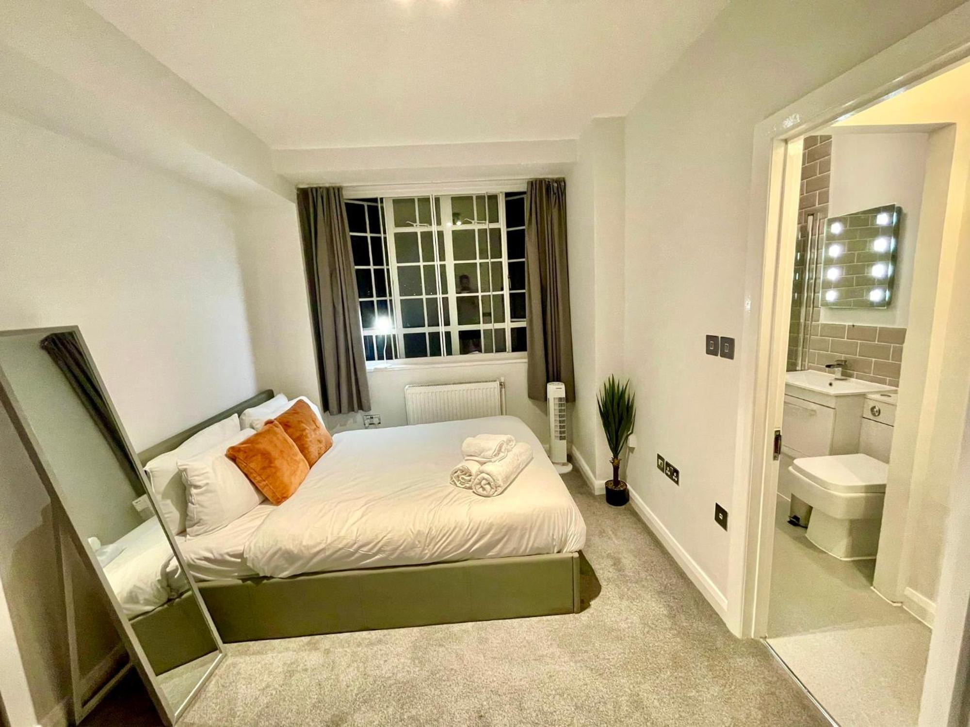 Modern Studio, Prime Location, Stunning View Apartment London