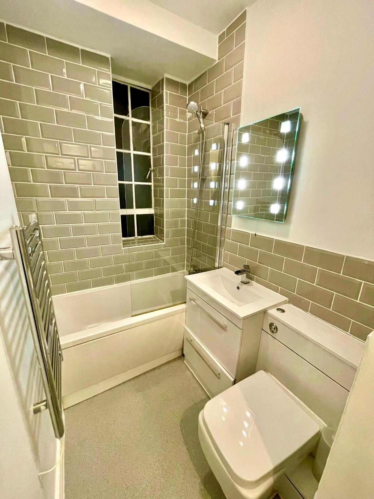 Modern Studio, Prime Location, Stunning View Apartment