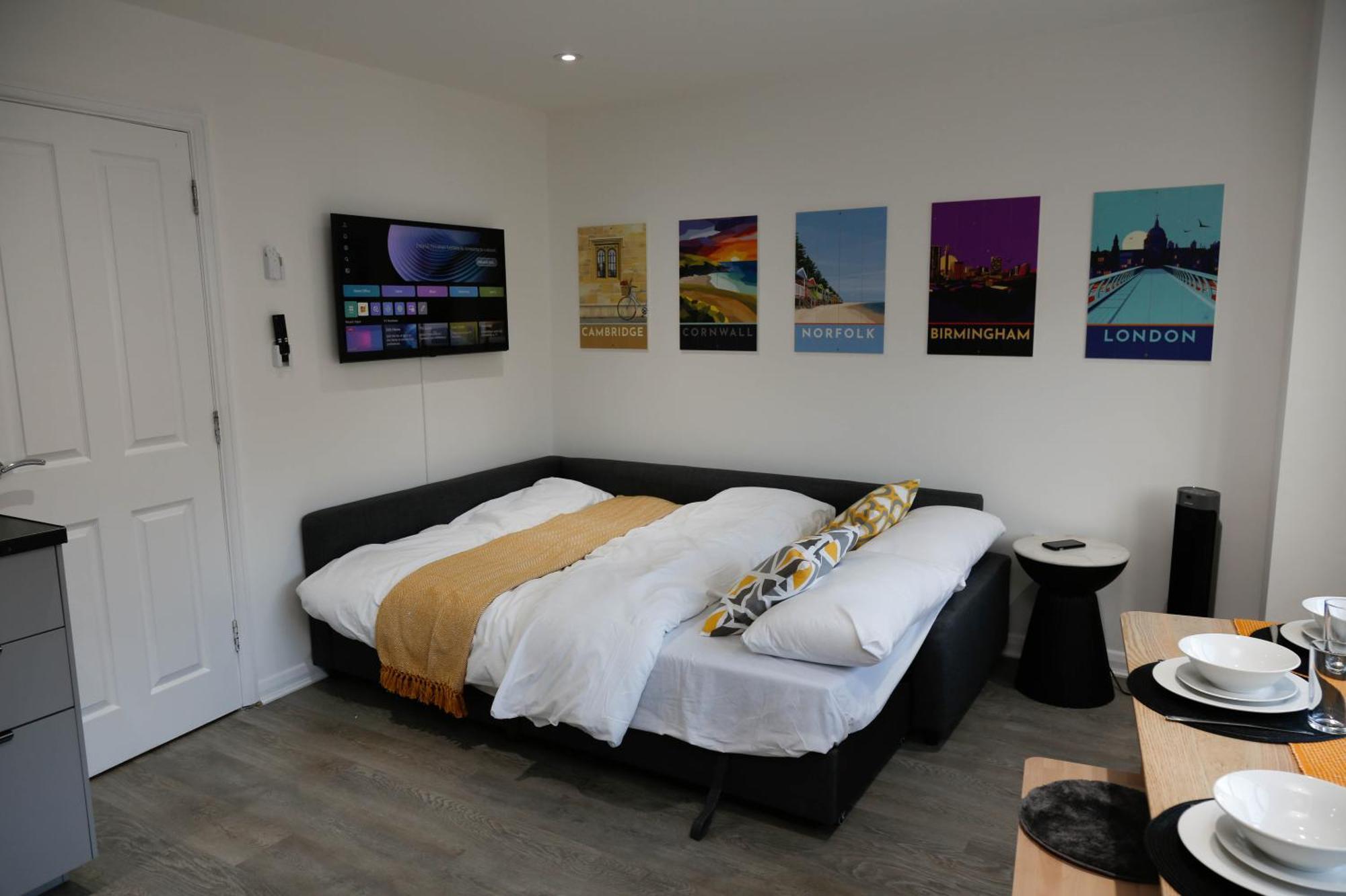 New Luxury In Next To Shops, Cafes, Bars & Metro