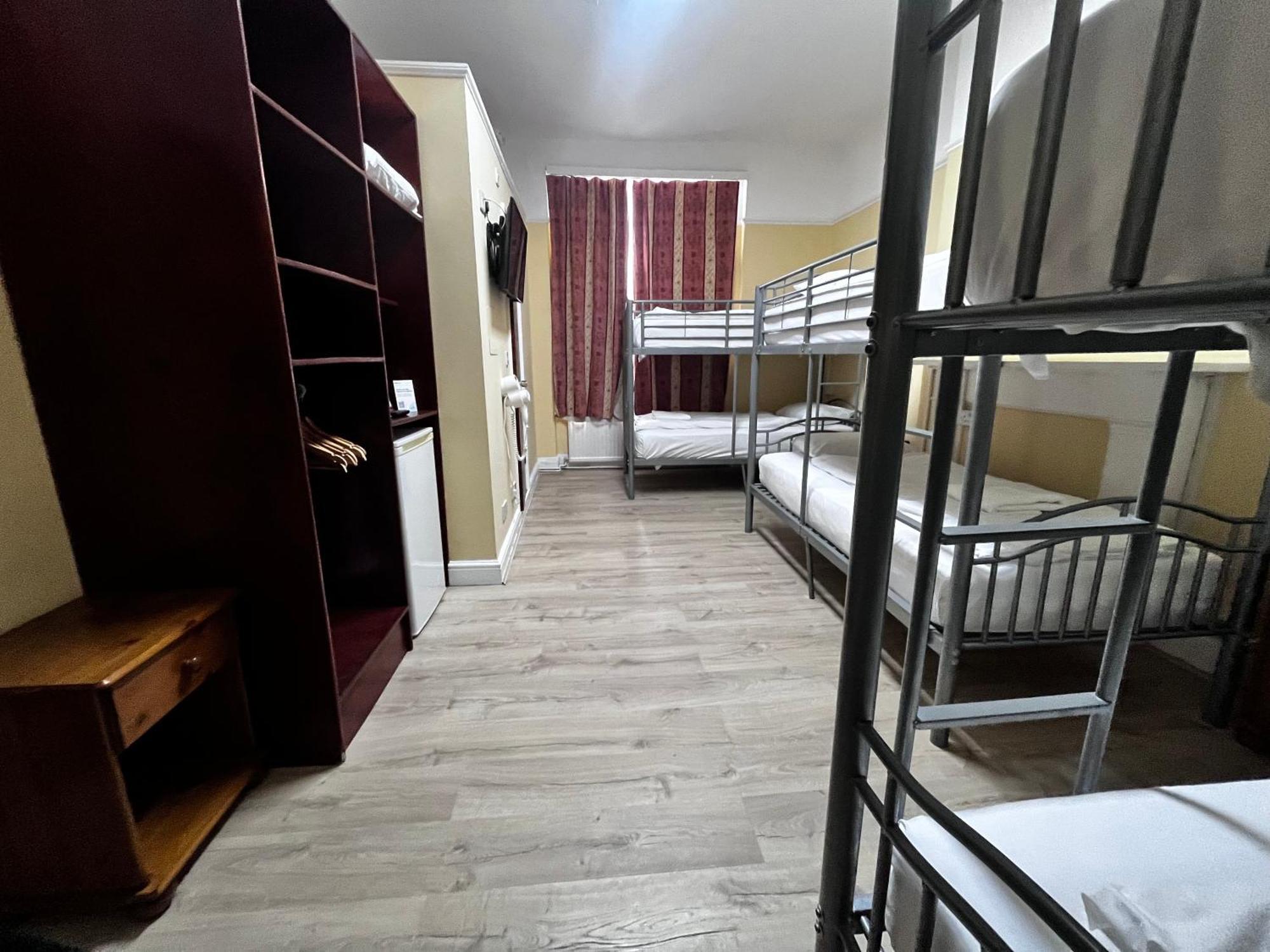 Dolphin - The 3* London