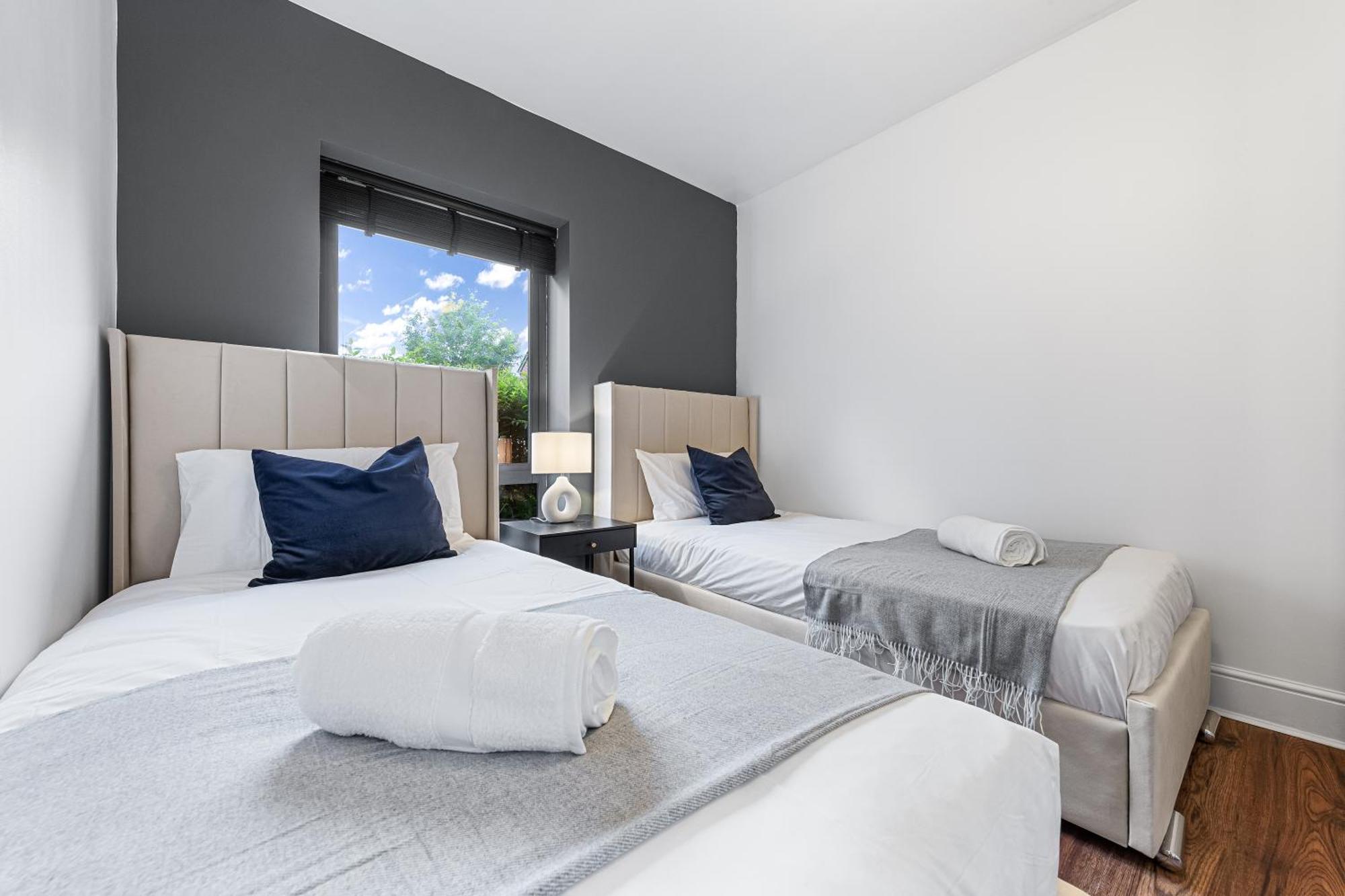 Modern 2 Bedroom In Uxbridge Free Parking Apartment