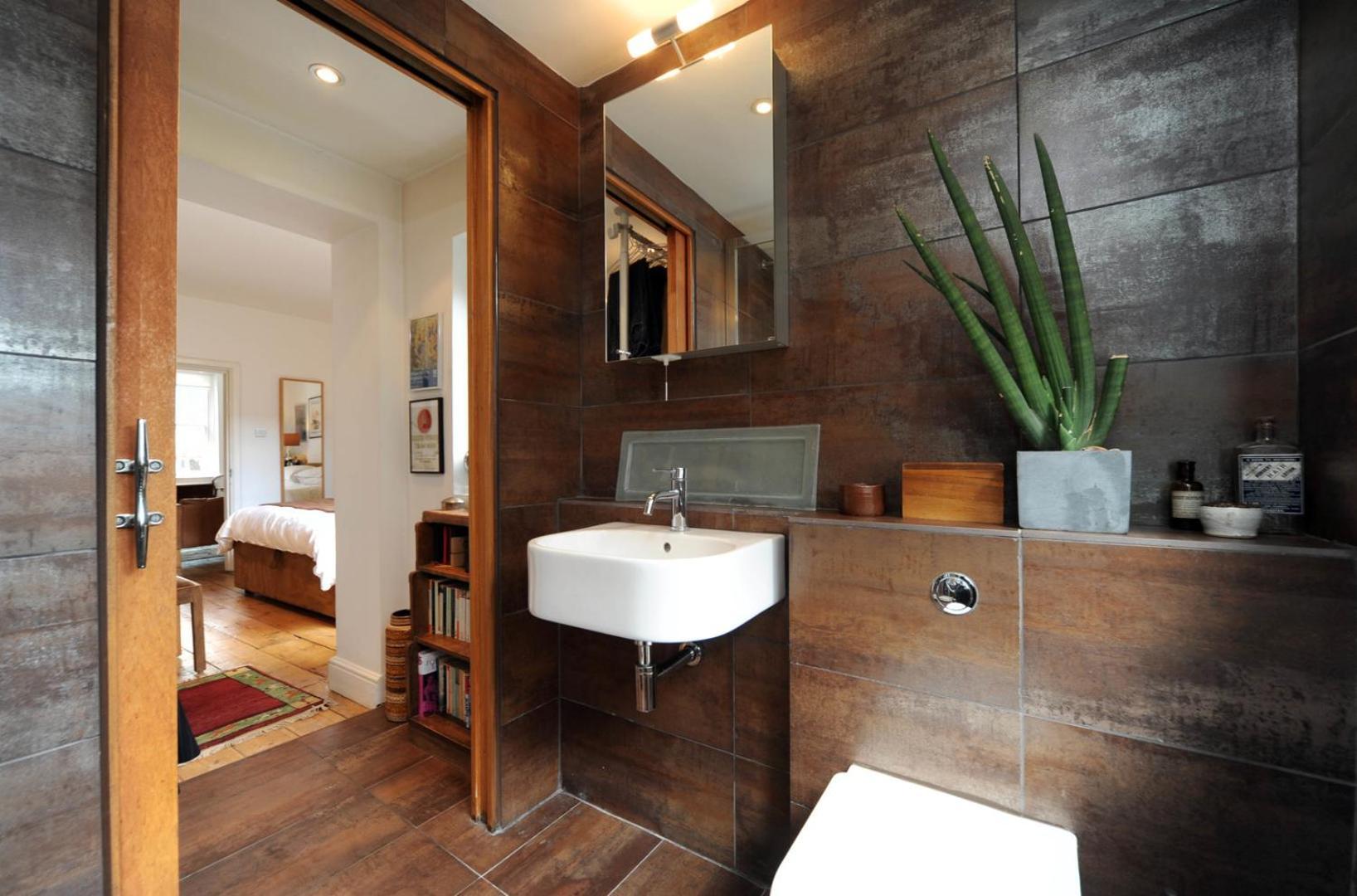 Veeve - Refinement On The Square Apartment