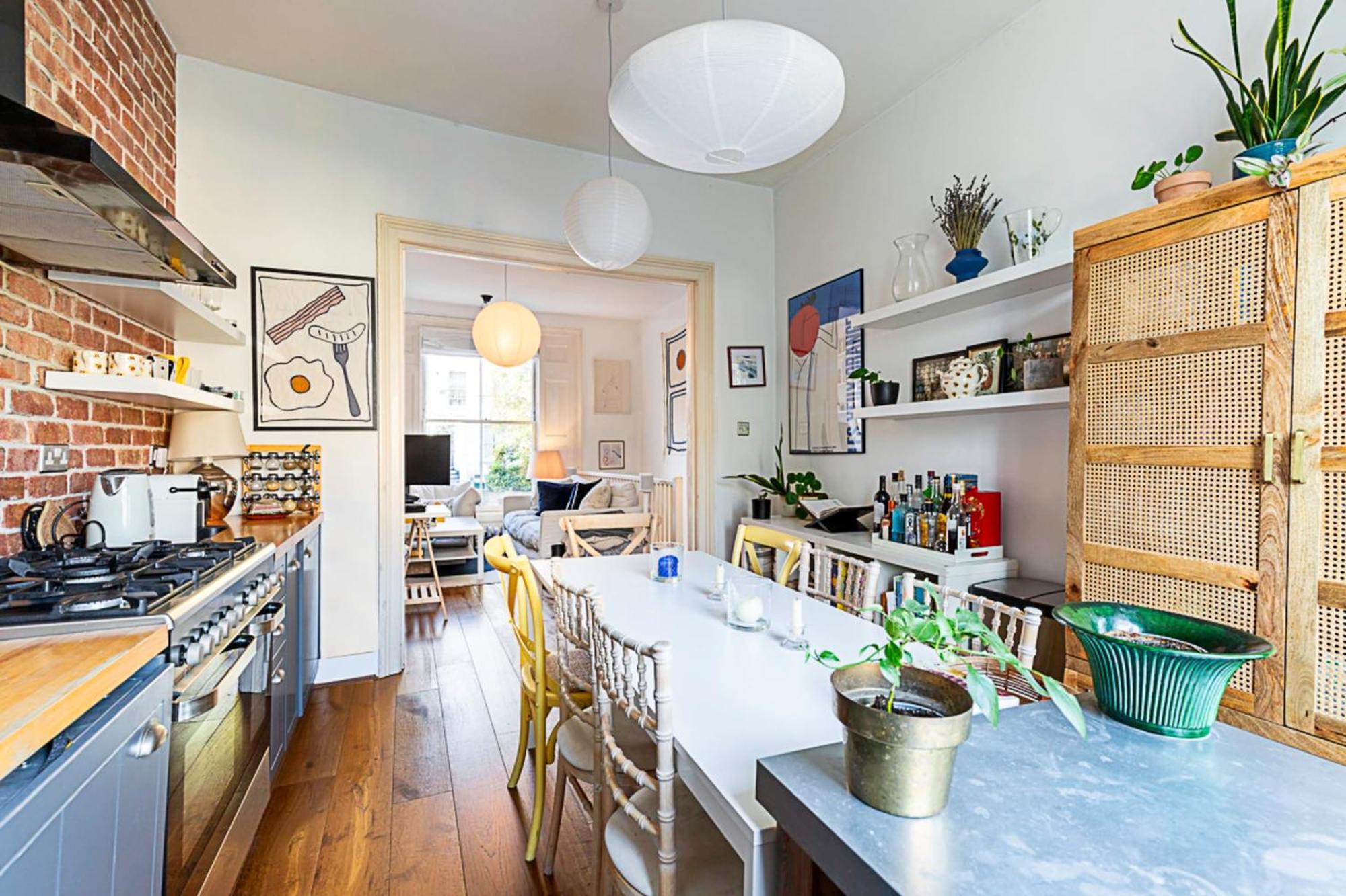 Colourful And Cosy In De Beauvoir Town Apartment London