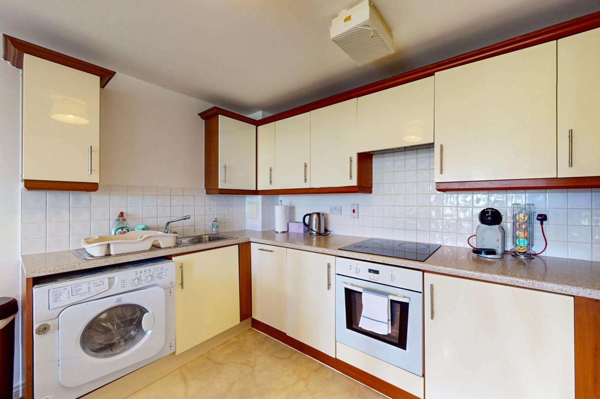 2 Bed With Free Parking & Lift - 3 Min To Station London