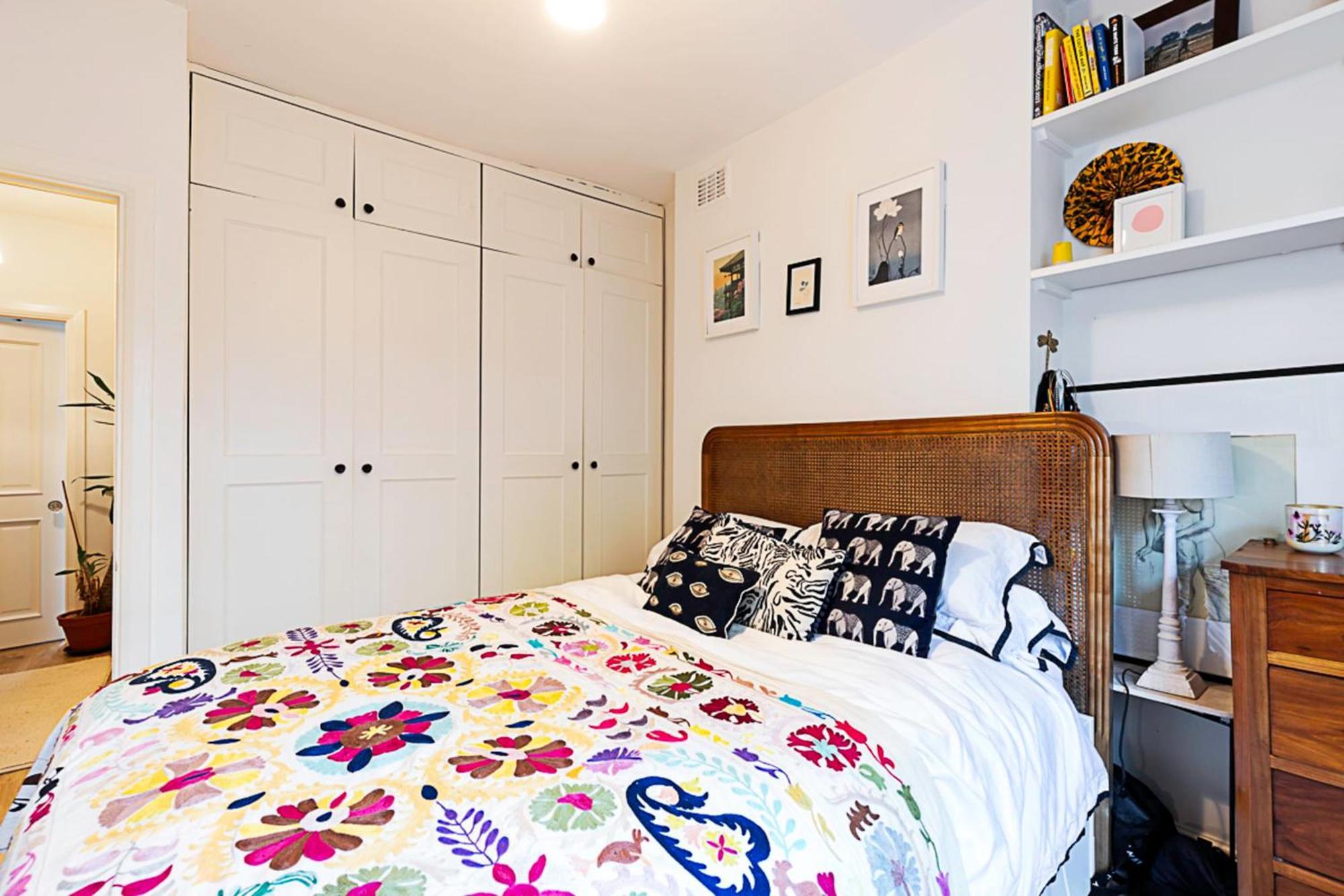 Colourful And Cosy In De Beauvoir Town Apartment
