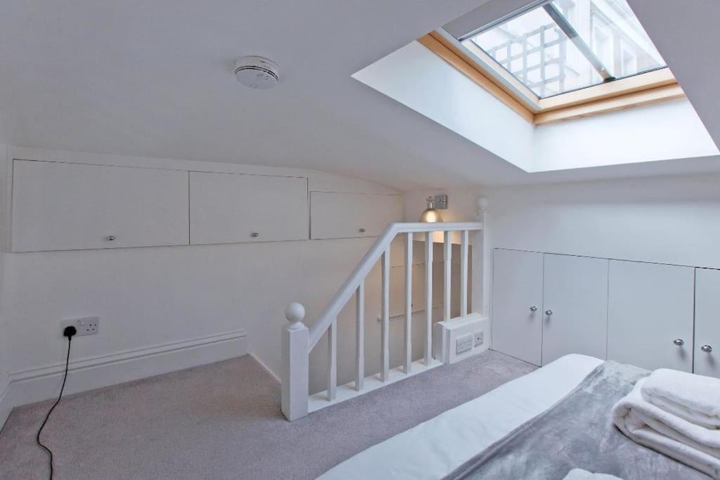 Cosy 2 Bed Modern Mews - Kings Cross Apartment