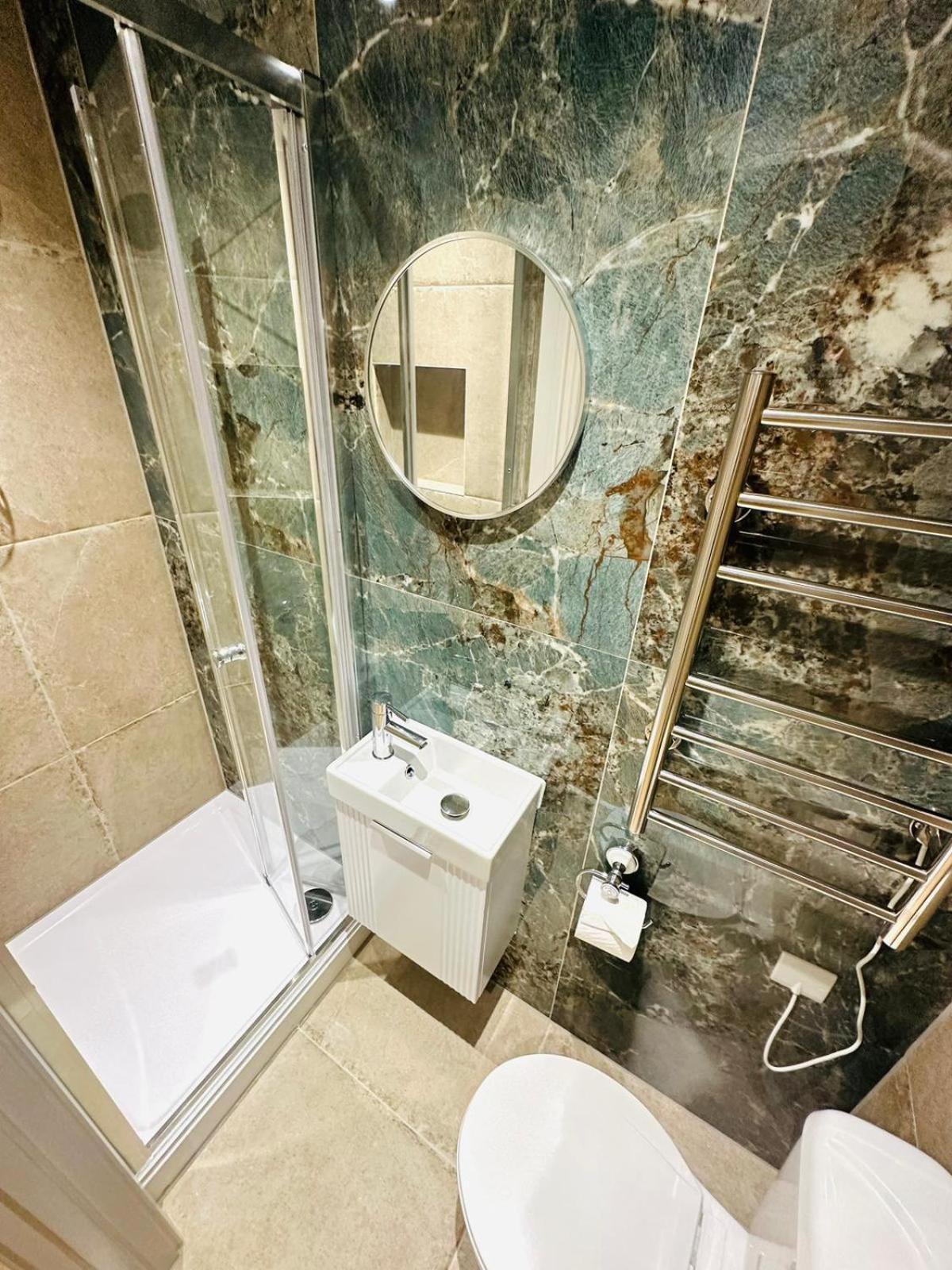 Ensuite Ii Great Location Close To Eye Guest house *