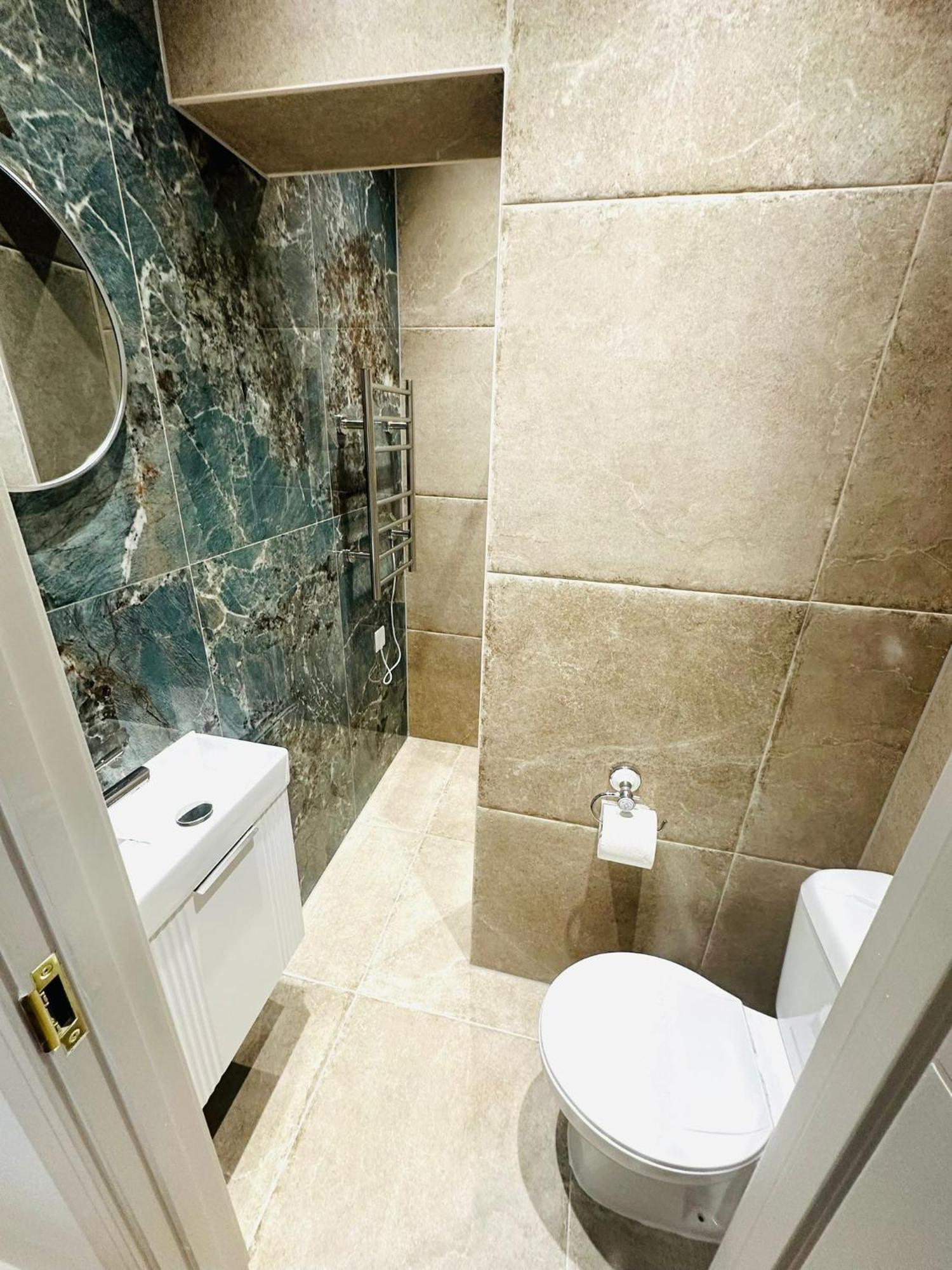 Ensuite Ii Great Location Close To Eye Guest house
