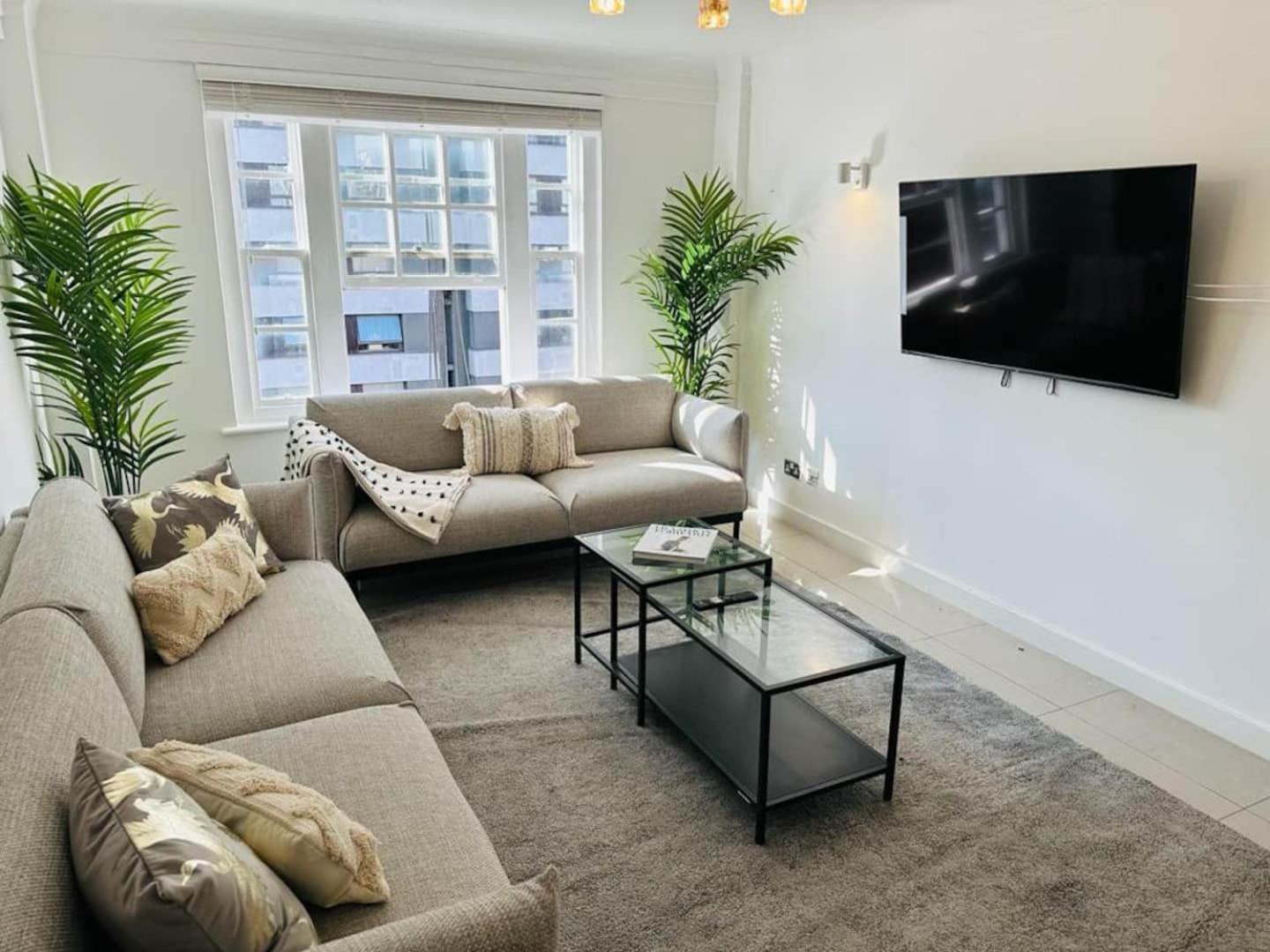 Apartment 3 Bed Apartment- London
