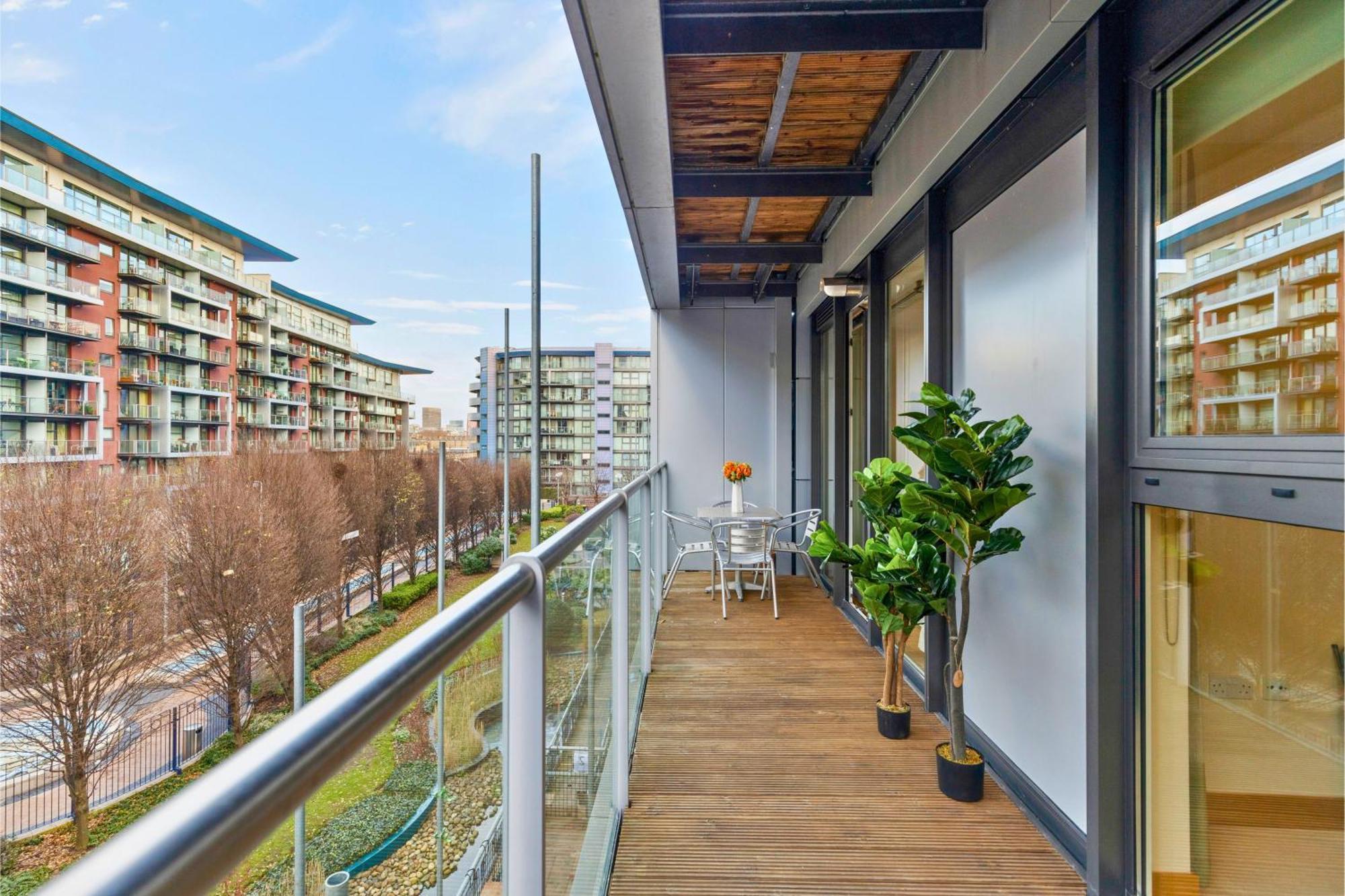 Chelsea Bridge 2bed 2bath Balcony Fast Wifi - Luxurylondonstays *