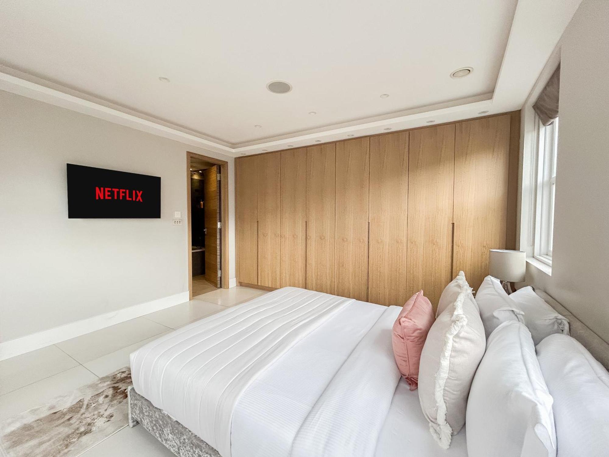 Elegant Penthouse In Prime Location Apartment *