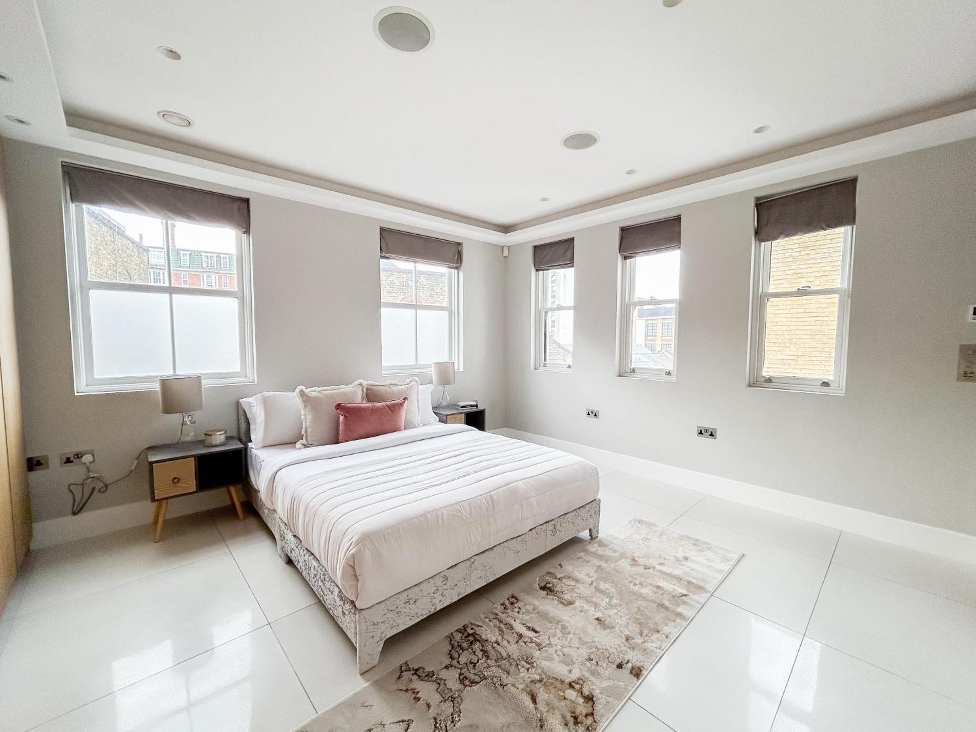 Elegant Penthouse In Prime Location Apartment *