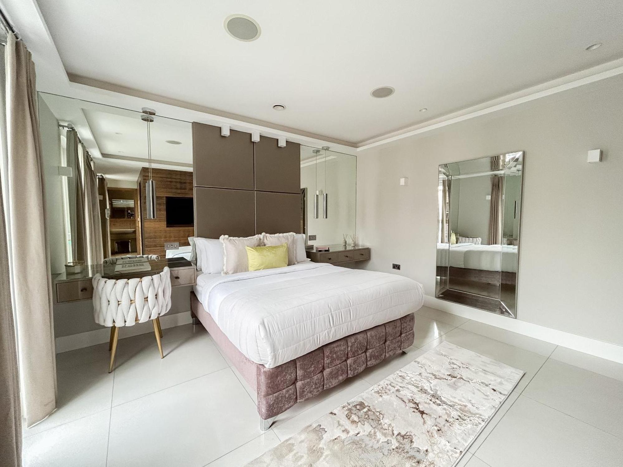 Elegant Penthouse In Prime Location *