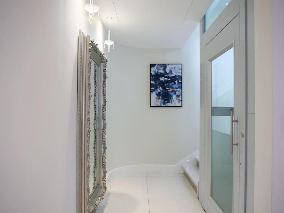 Elegant Penthouse In Prime Location London