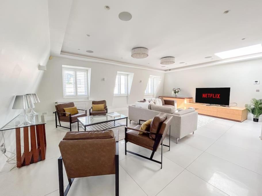 Elegant Penthouse In Prime Location Apartment *