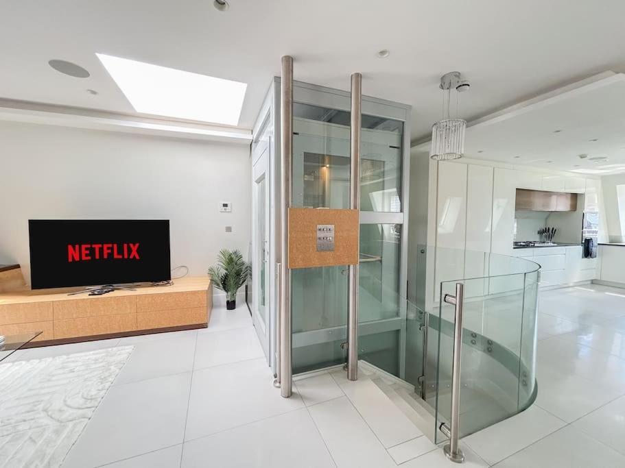 Elegant Penthouse In Prime Location Apartment *