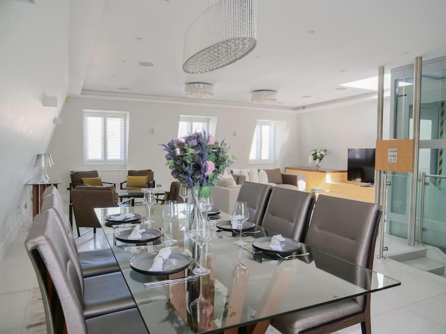 Elegant Penthouse In Prime Location London