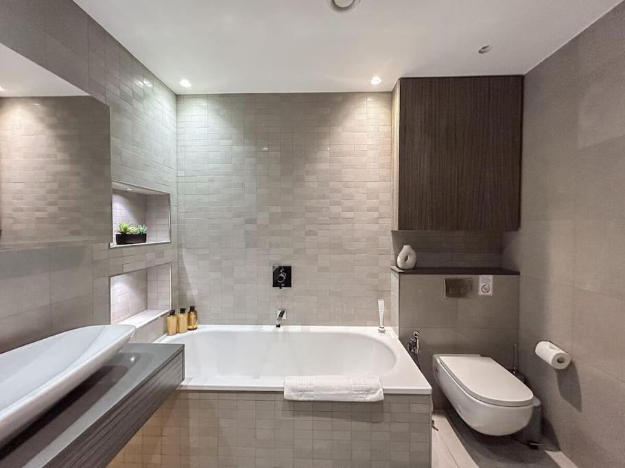 Elegant Penthouse In Prime Location Apartment *