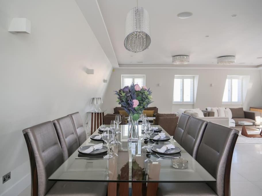 Elegant Penthouse In Prime Location Apartment *