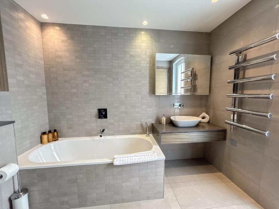 Elegant Penthouse In Prime Location London