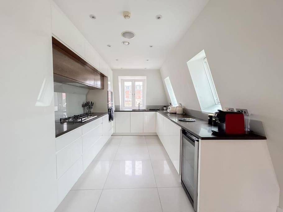 Elegant Penthouse In Prime Location * London