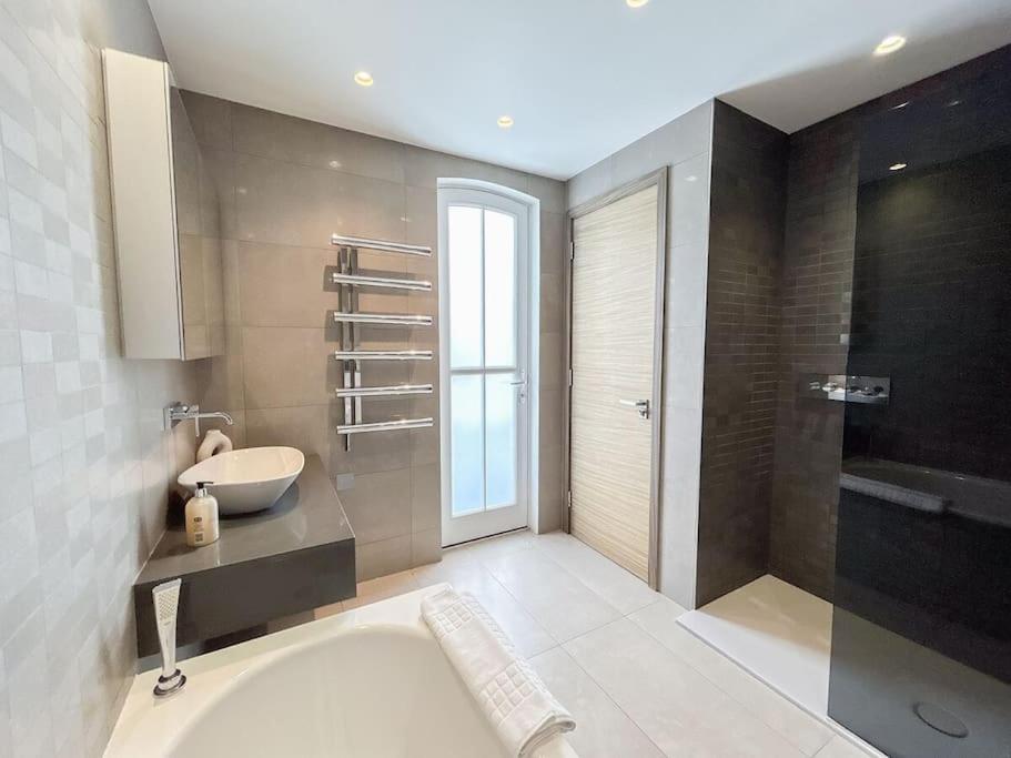 Elegant Penthouse In Prime Location *