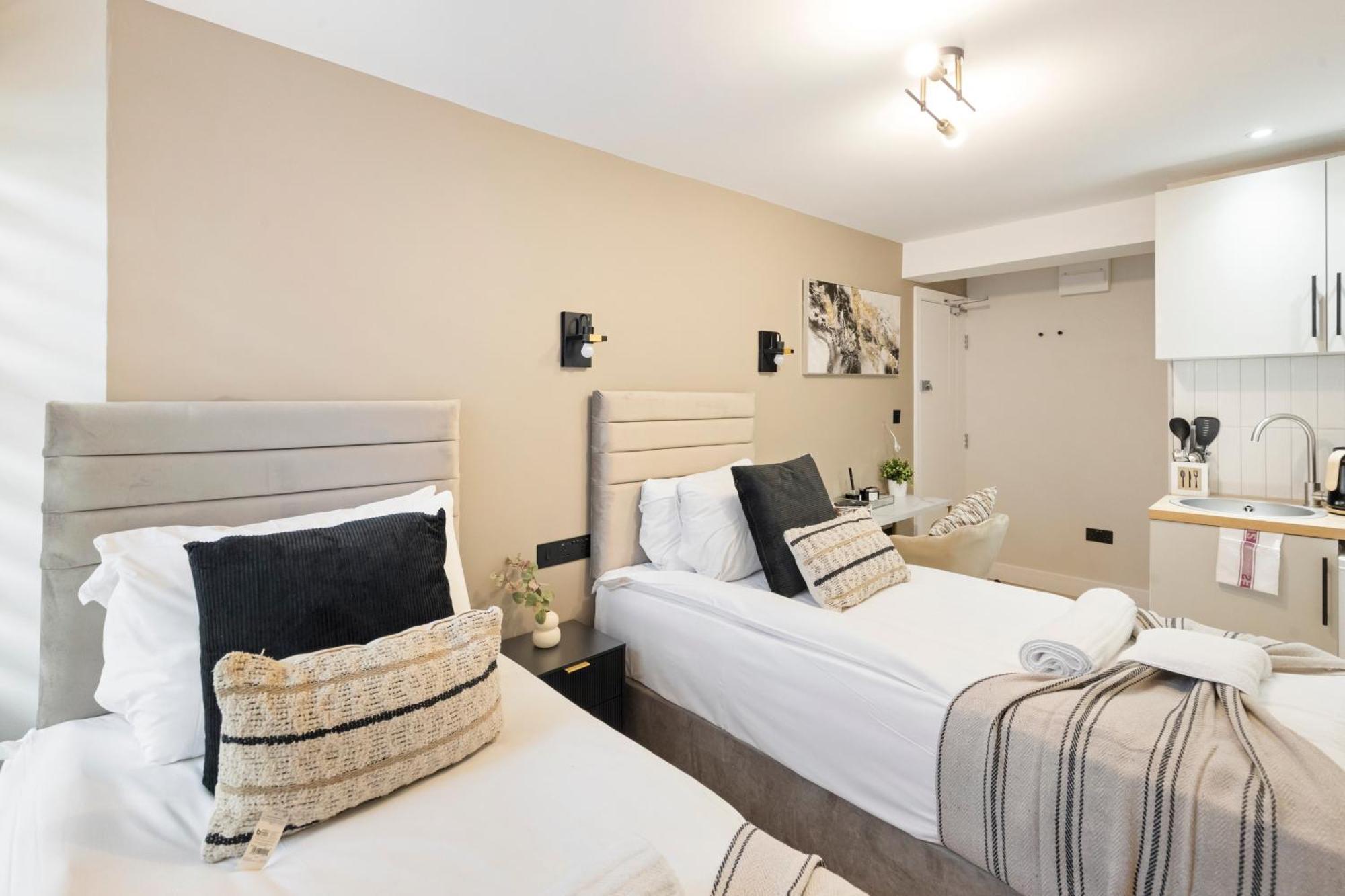 Urban Duo Escape: Trendy With Twin Beds Apartment