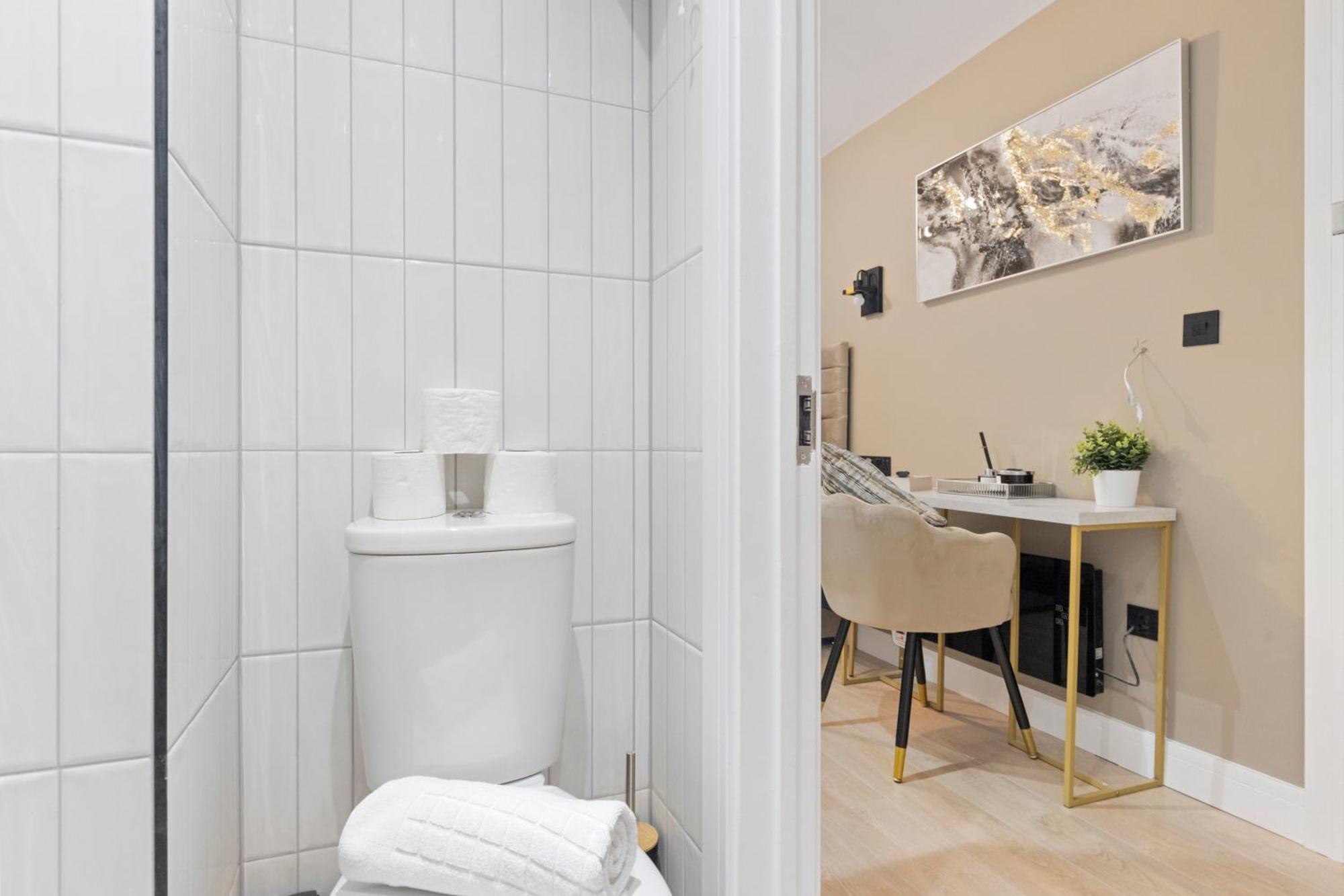 Urban Duo Escape: Trendy With Twin Beds Apartment *