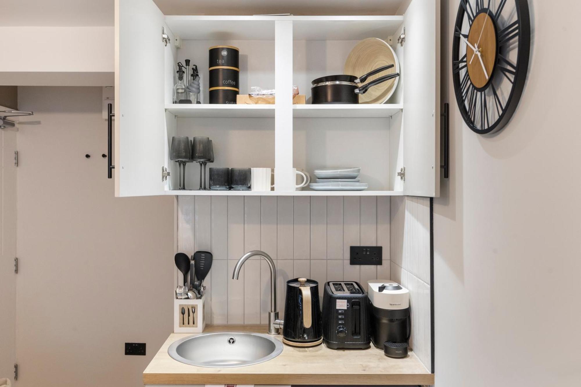 Urban Duo Escape: Trendy With Twin Beds Apartment London