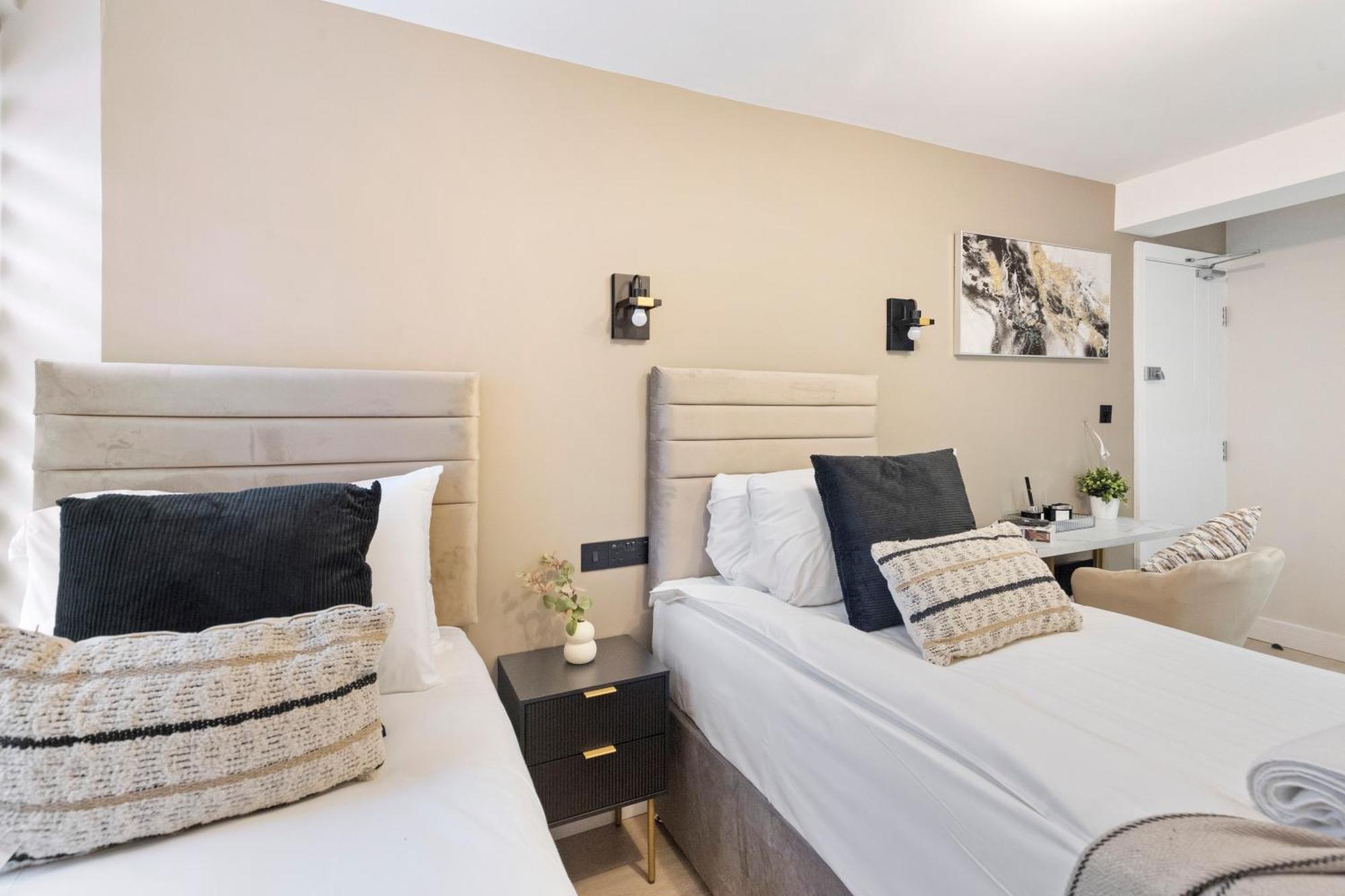 Urban Duo Escape: Trendy With Twin Beds Apartment London