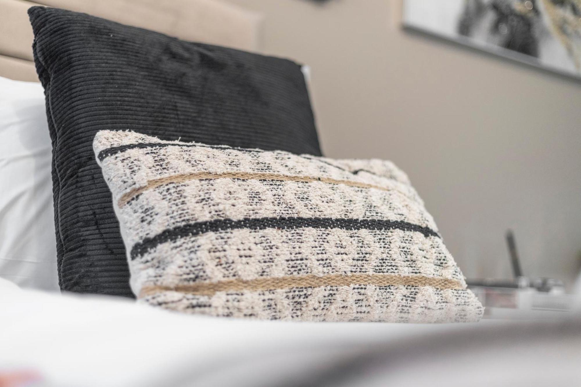 Urban Duo Escape: Trendy With Twin Beds Apartment