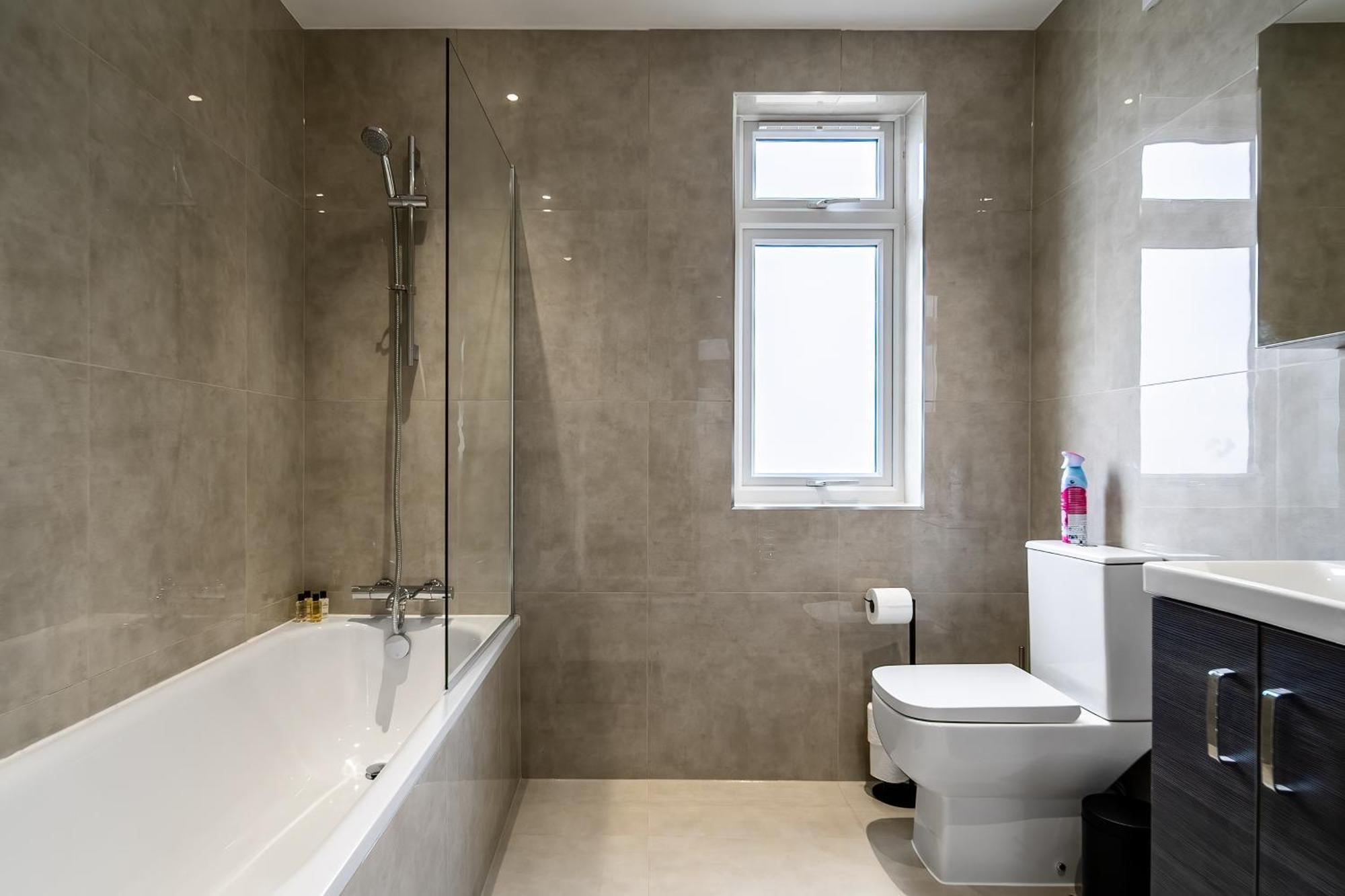 En-suite In Near Wembley Stadium Apartment London