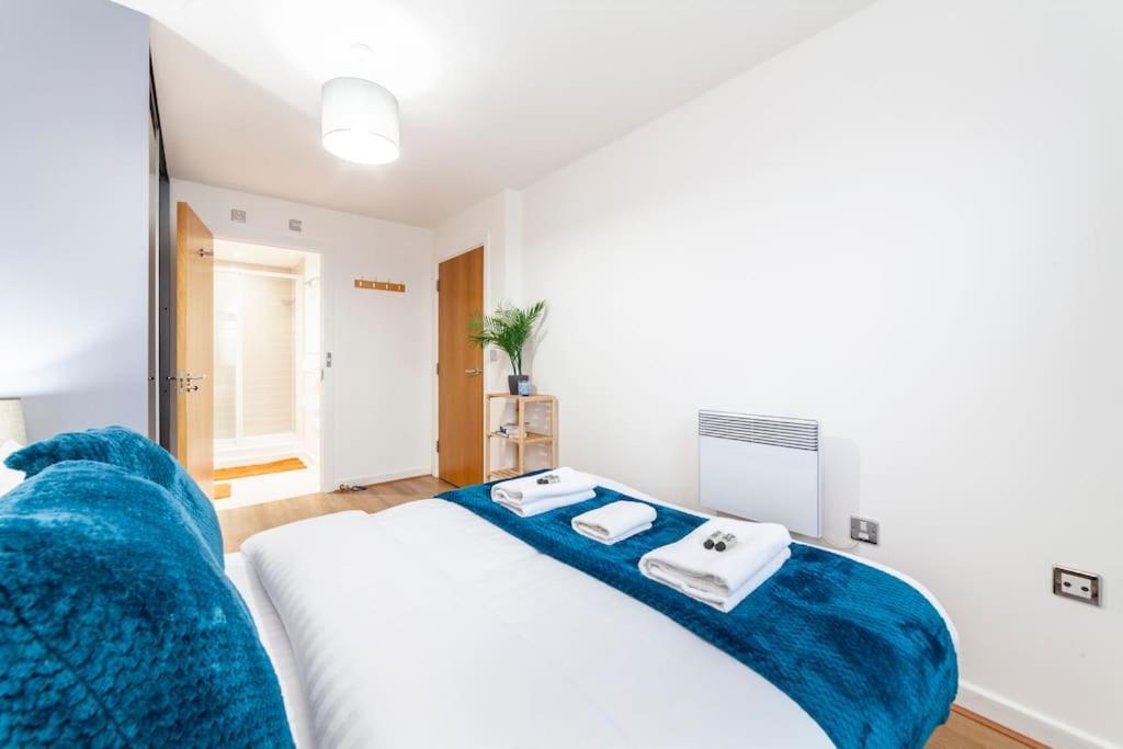 Modern 3 Beds 2 Bath Flat - Parking & Sleeps 6 Apartment *
