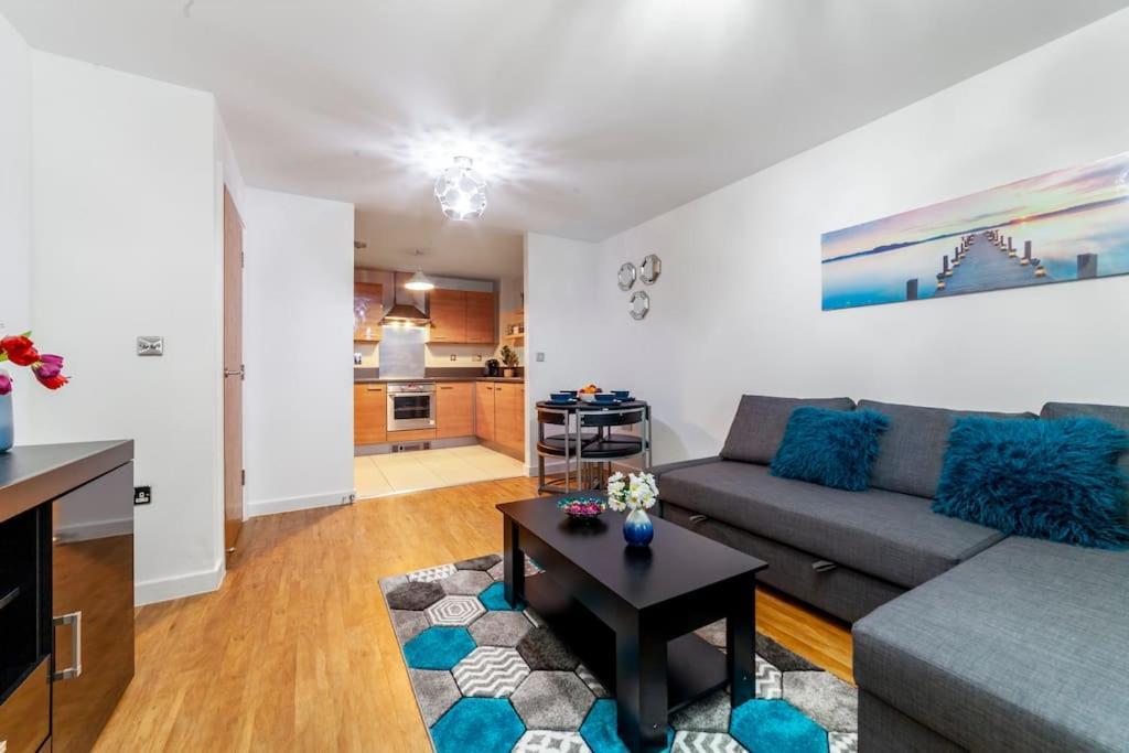 Modern 3 Beds 2 Bath Flat - Parking & Sleeps 6 Apartment London